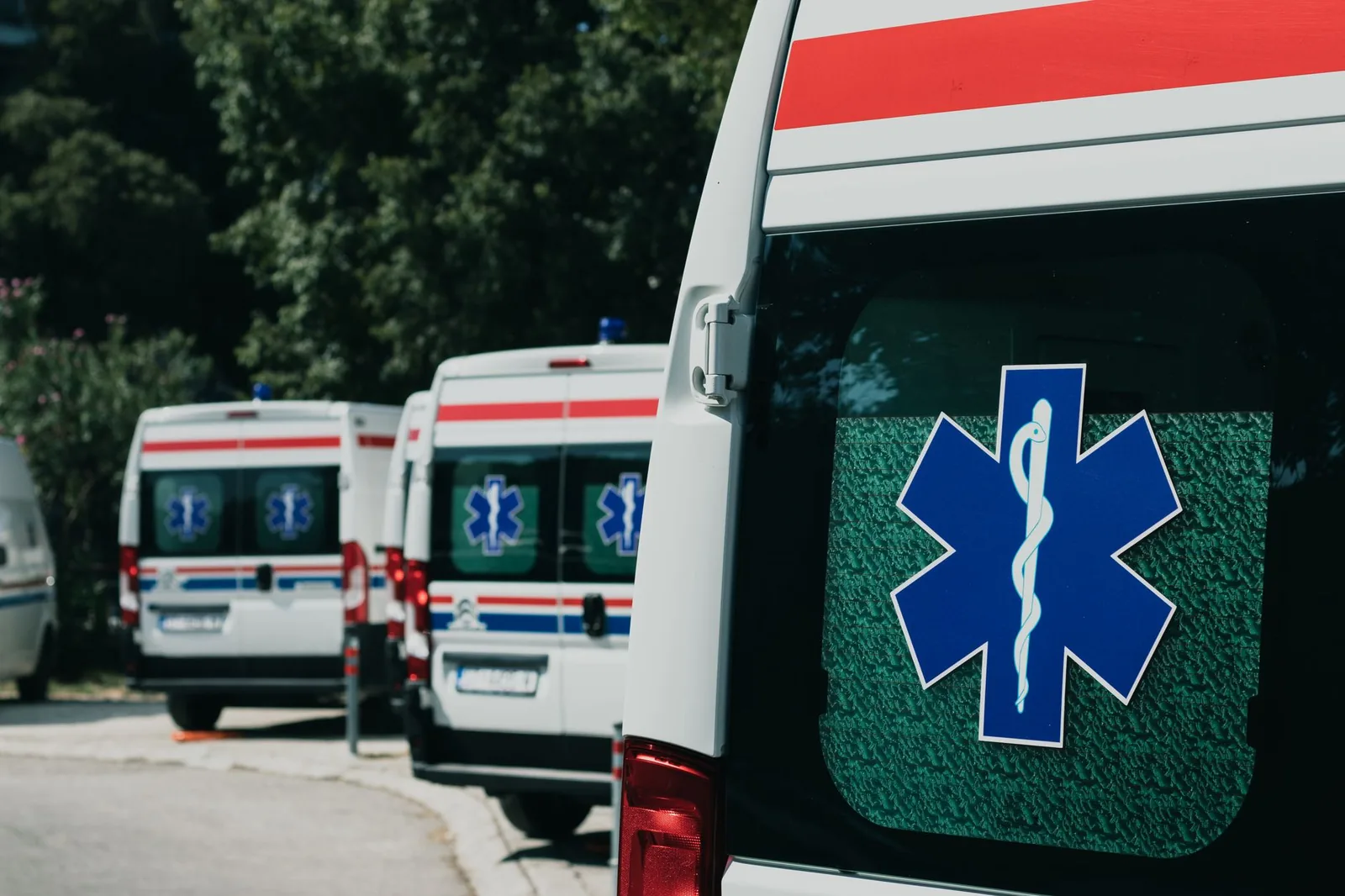 Ambulances stationnées, marquées de l'étoile de vie bleue