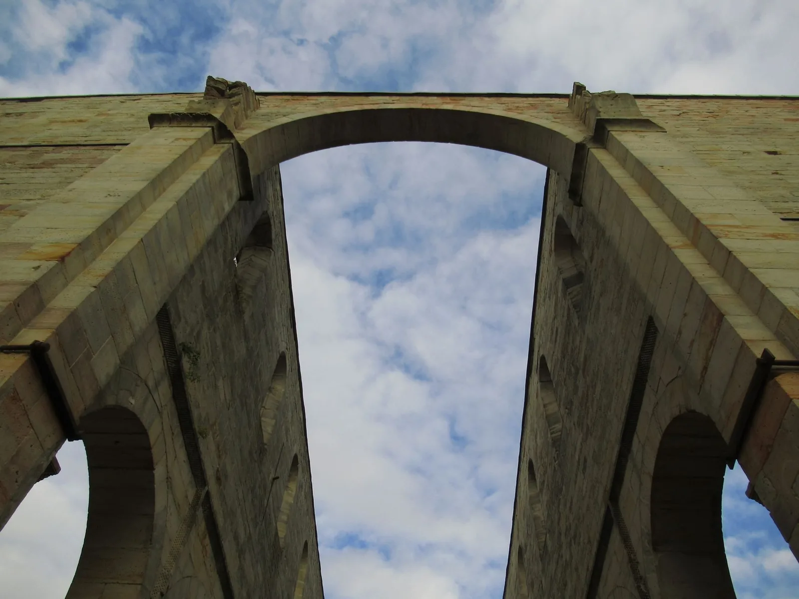 Arche d'un aqueduc en pierre vue d'en dessous