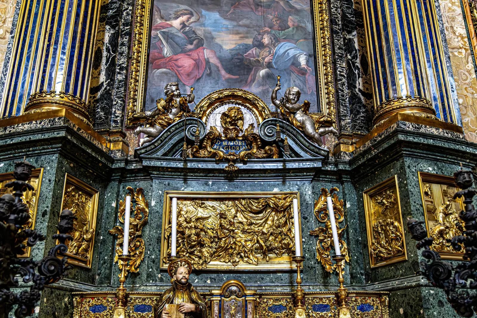 Autel baroque doré et marbres polychromes dans une église