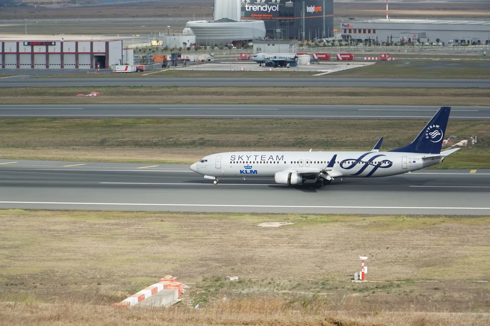 Avion sur la piste d'un aéroport