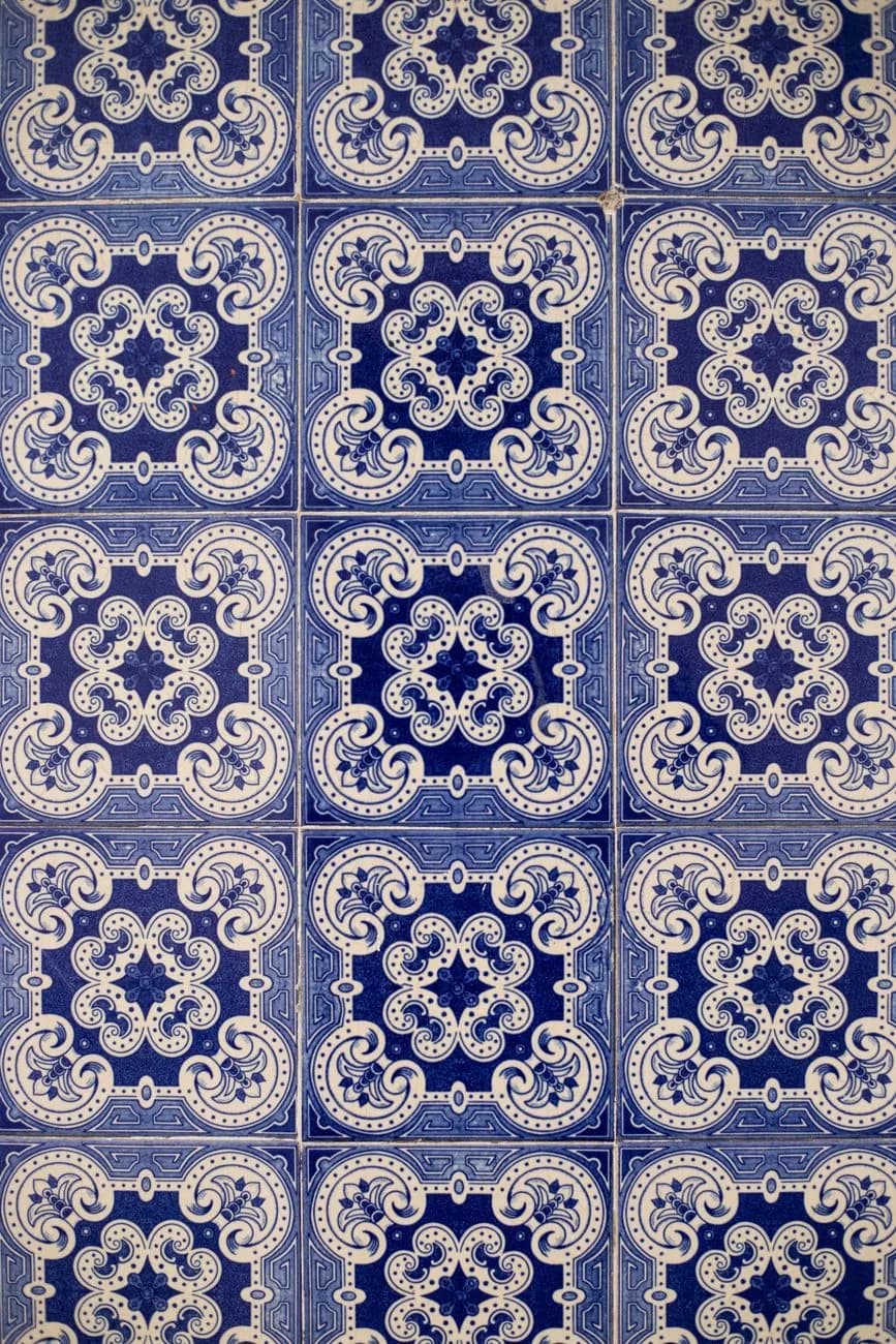 Azulejos bleus et blancs à motifs répétés