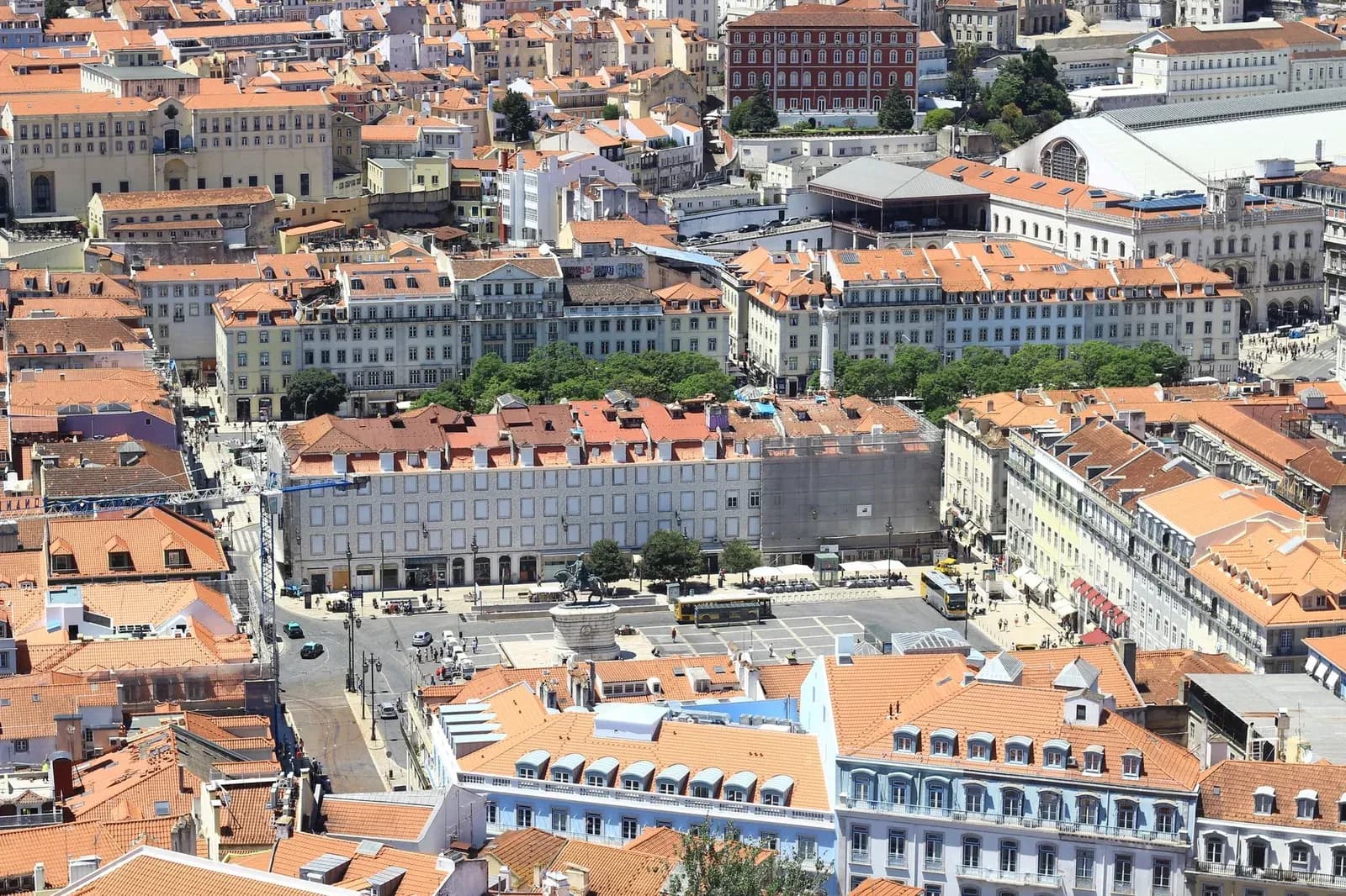Vue aérienne de la Baixa de Lisbonne, ses toits rouges et la Praça da Figueira