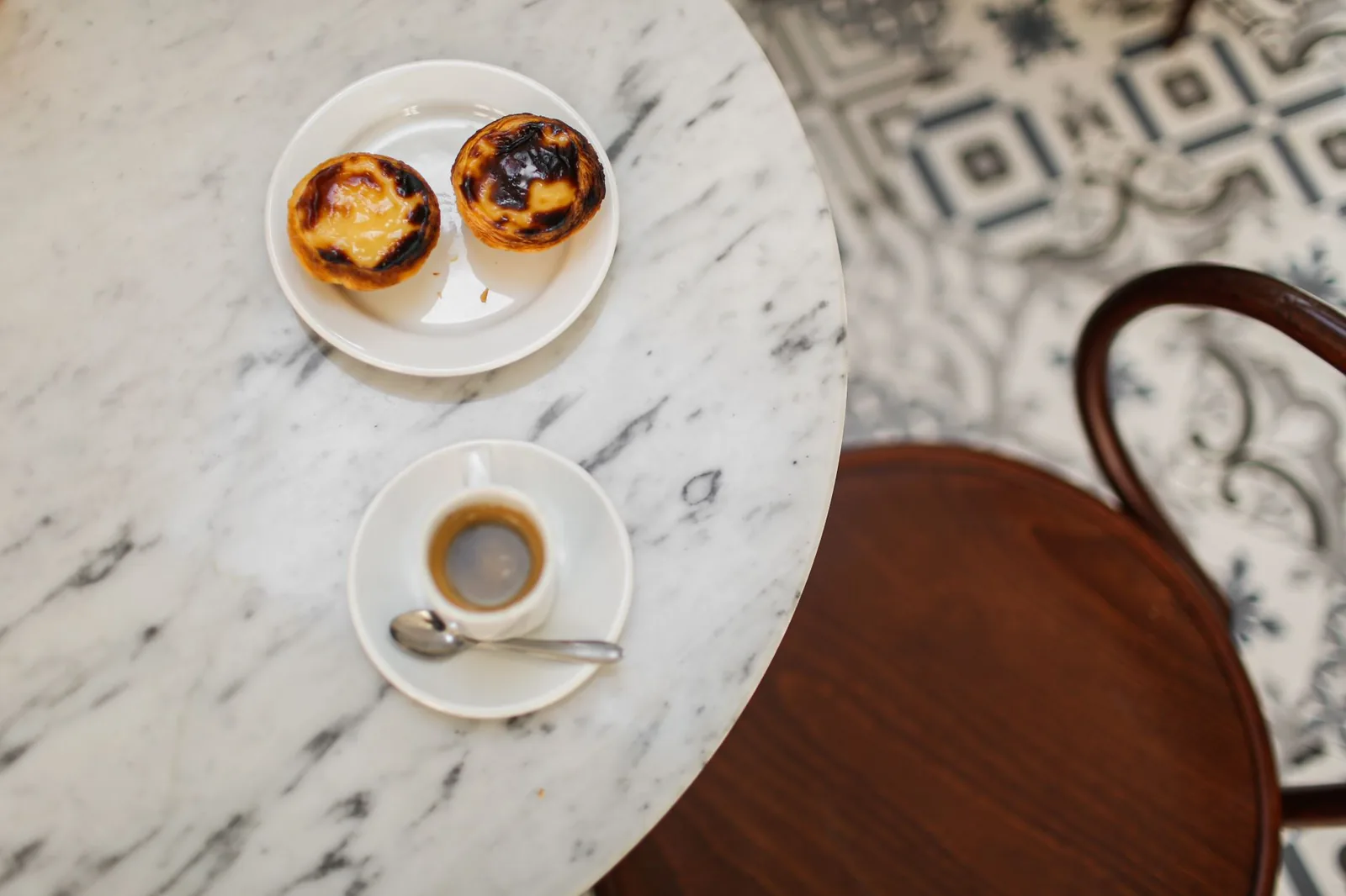 Expresso et pastéis de nata sur une table en marbre dans un café de Lisbonne
