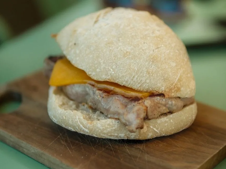 Bifana, sandwich de porc dans un petit pain rond, spécialité de Lisbonne