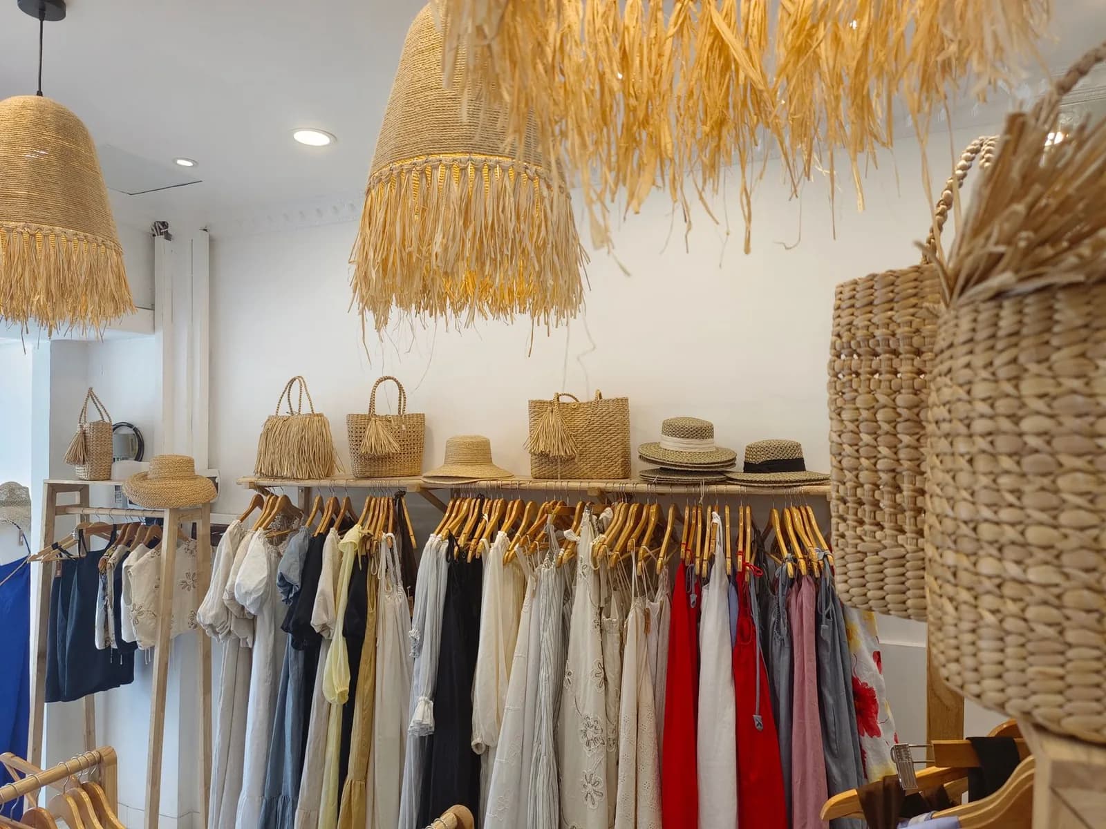 Boutique de vêtements en lin, paniers et suspensions en paille