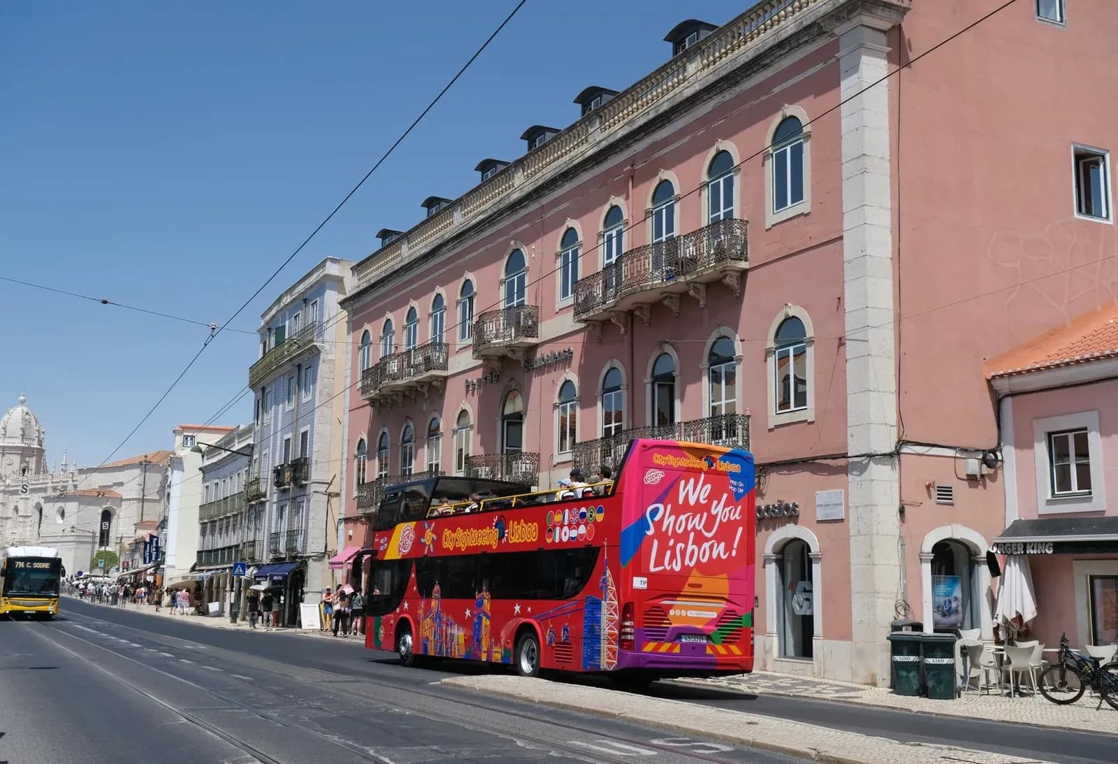 Un bus jaune Carris ligne 714 dans une rue de Lisbonne, près des Jerónimos à Belém