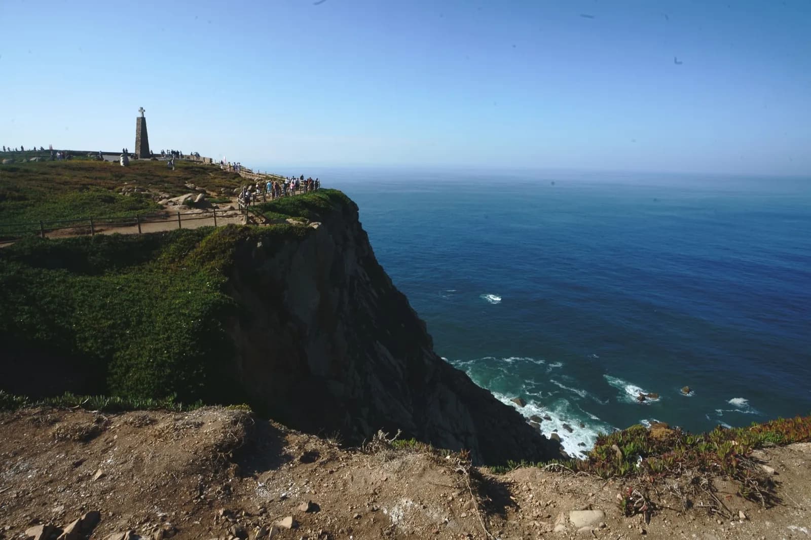 Falaises du Cabo da Roca et son monument face à l'Atlantique