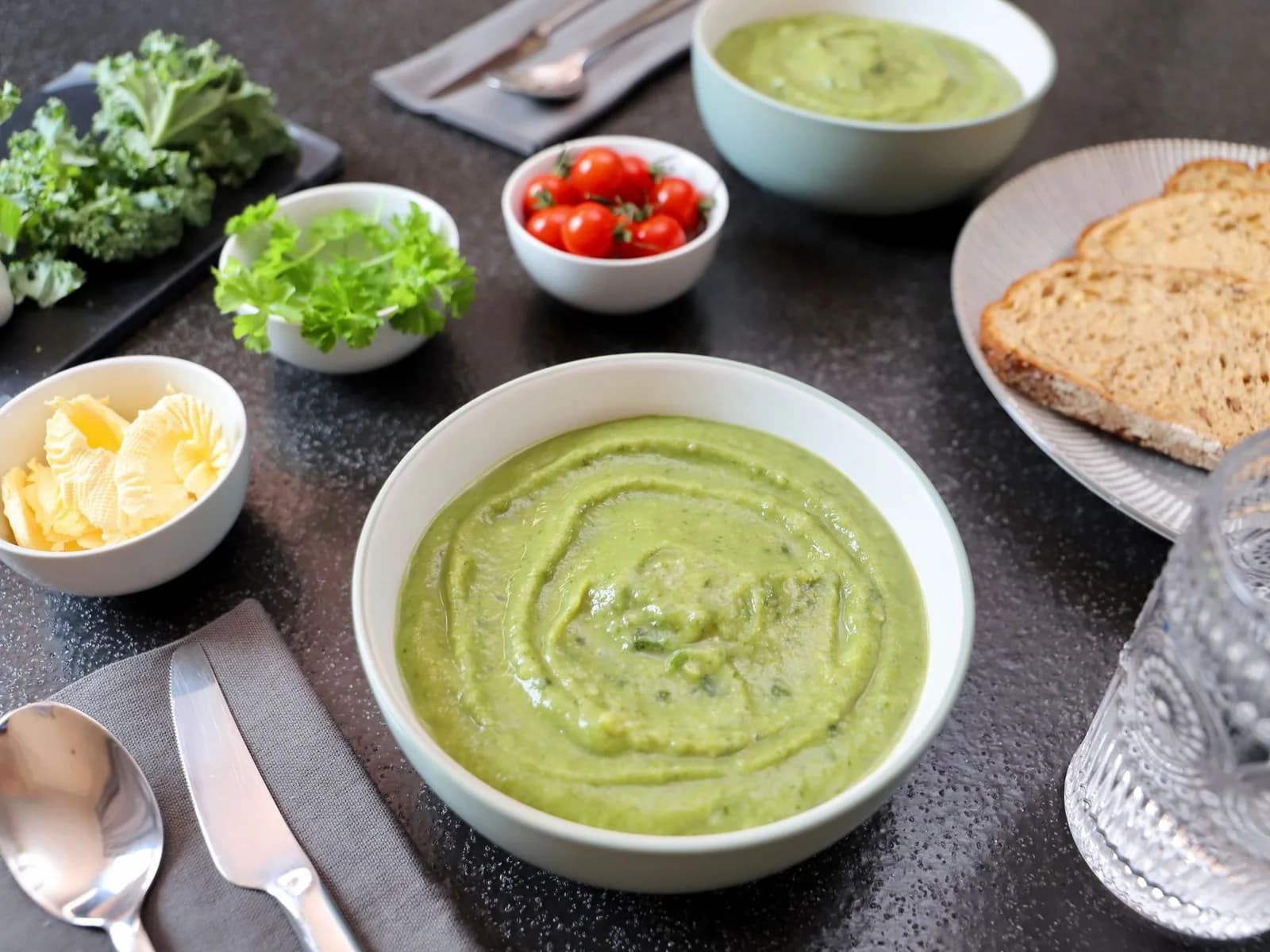 Velouté vert au chou servi avec du pain, proche du caldo verde portugais