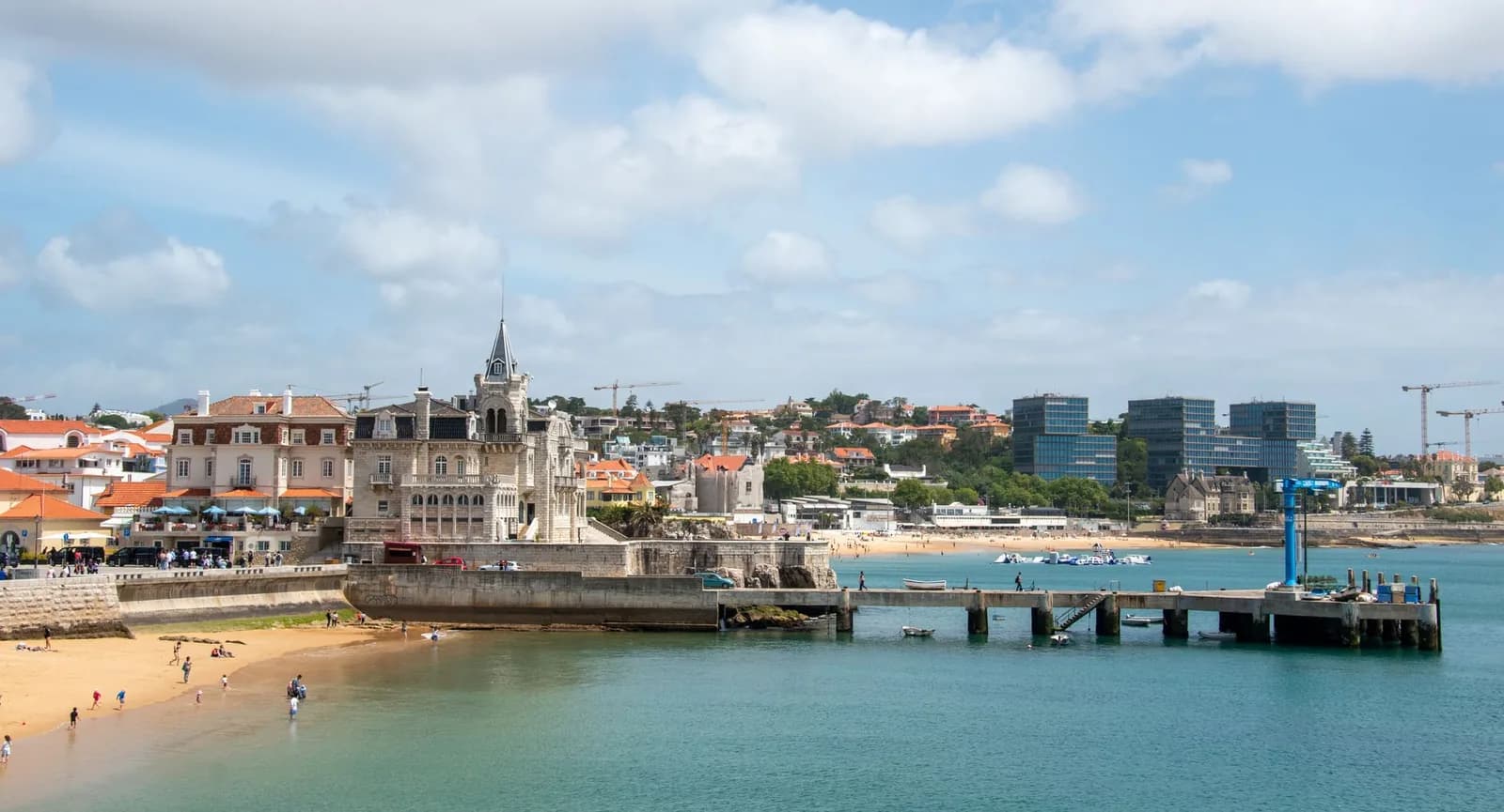 La baie de Cascais, sa plage et son ponton