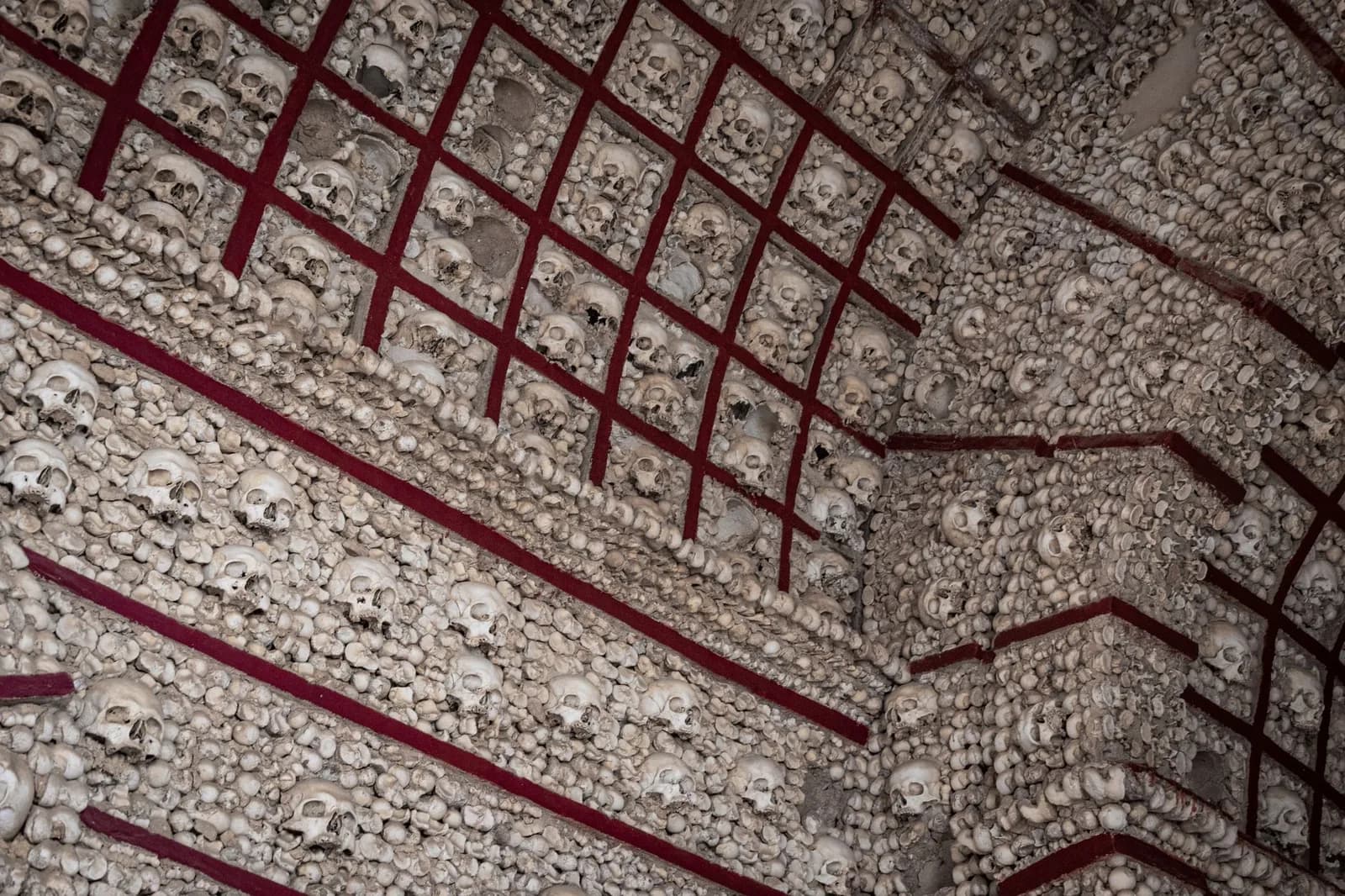 Murs tapissés de crânes et d'ossements dans une chapelle ossuaire
