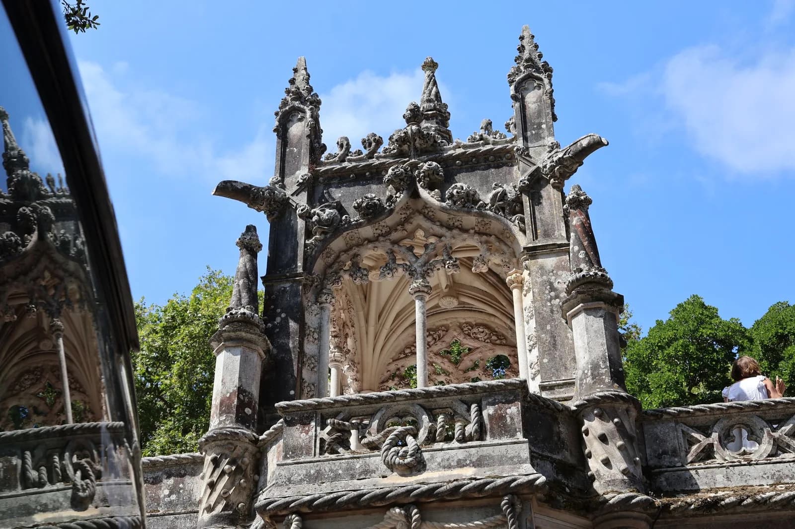 Façade néo-manuéline sculptée de la chapelle de la Sainte-Trinité, à la Quinta da Regaleira