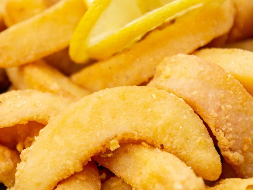 Lanières de seiche frite et panée avec des rondelles de citron, façon choco frito de Setúbal