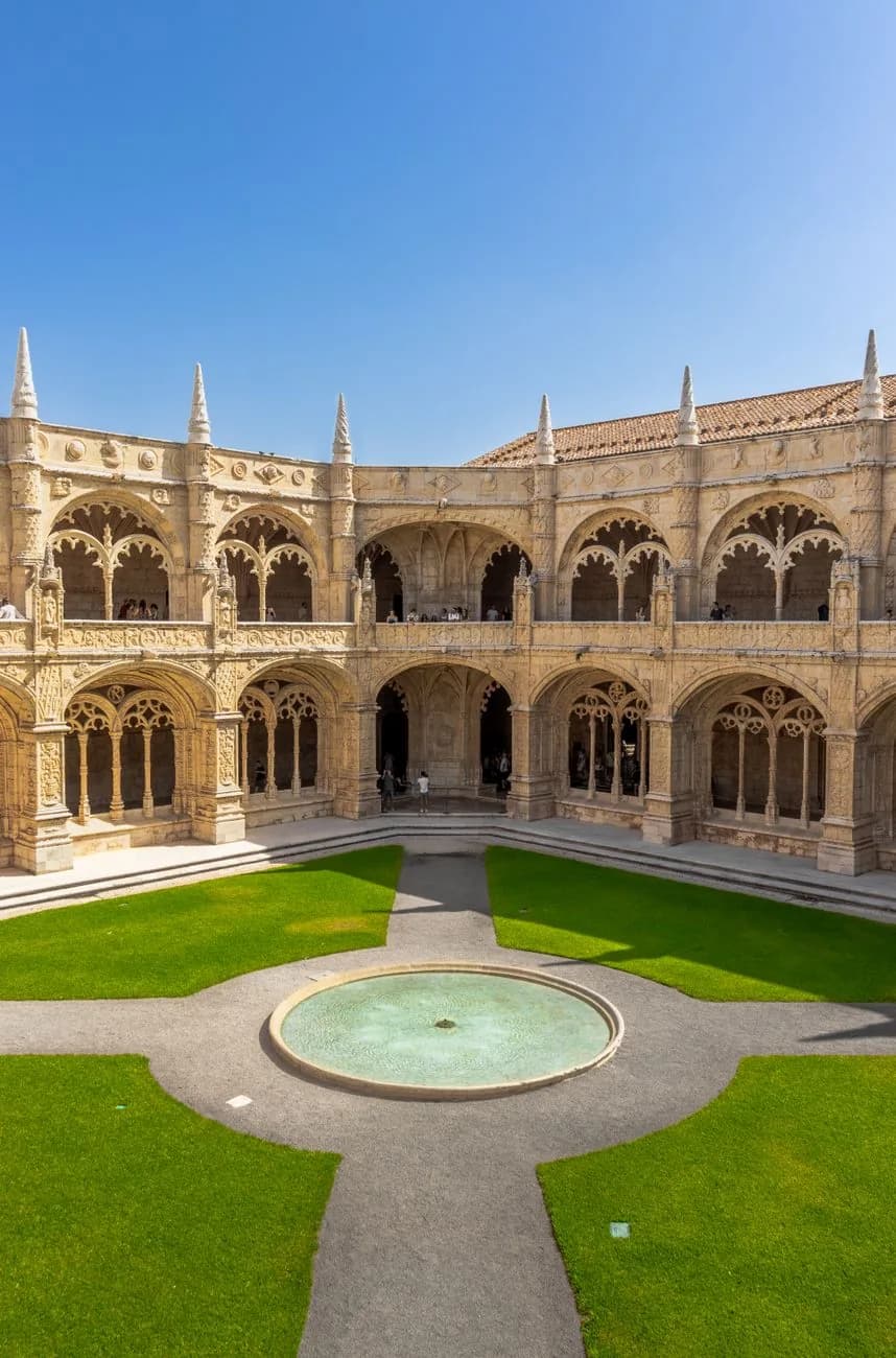 Le cloître des Hiéronymites, ses arcades sculptées et le jardin central avec sa fontaine