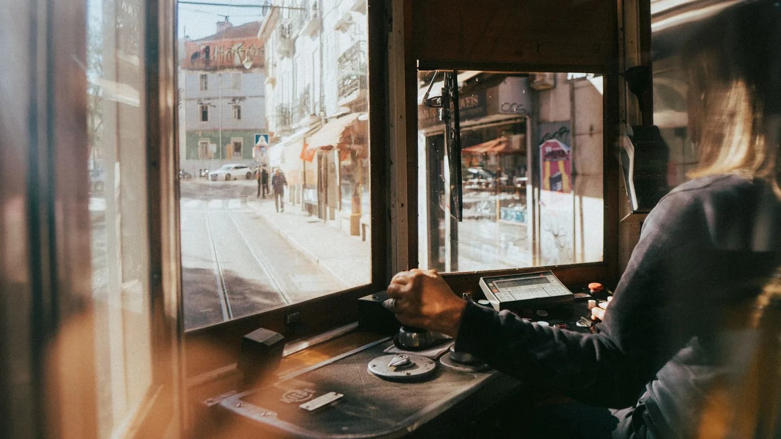 Wattman aux commandes d'un tramway historique de Lisbonne, vue depuis l'intérieur de la rame