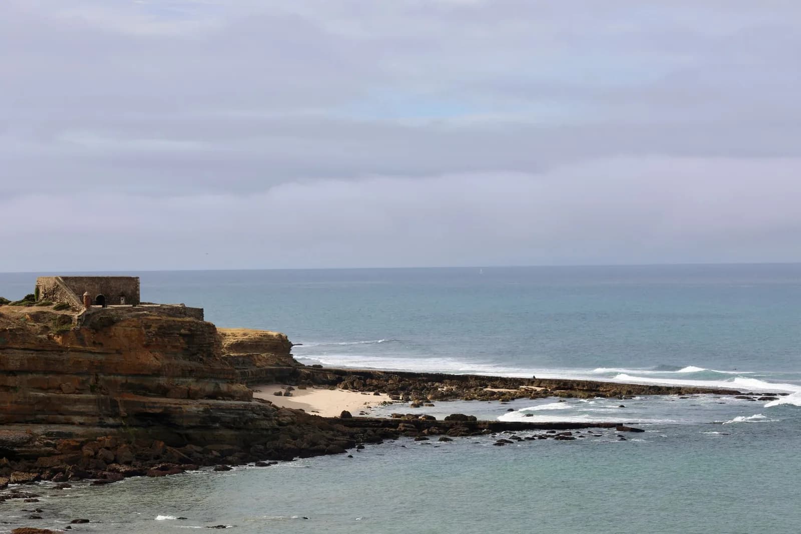 Plateau rocheux et vagues sur la côte atlantique