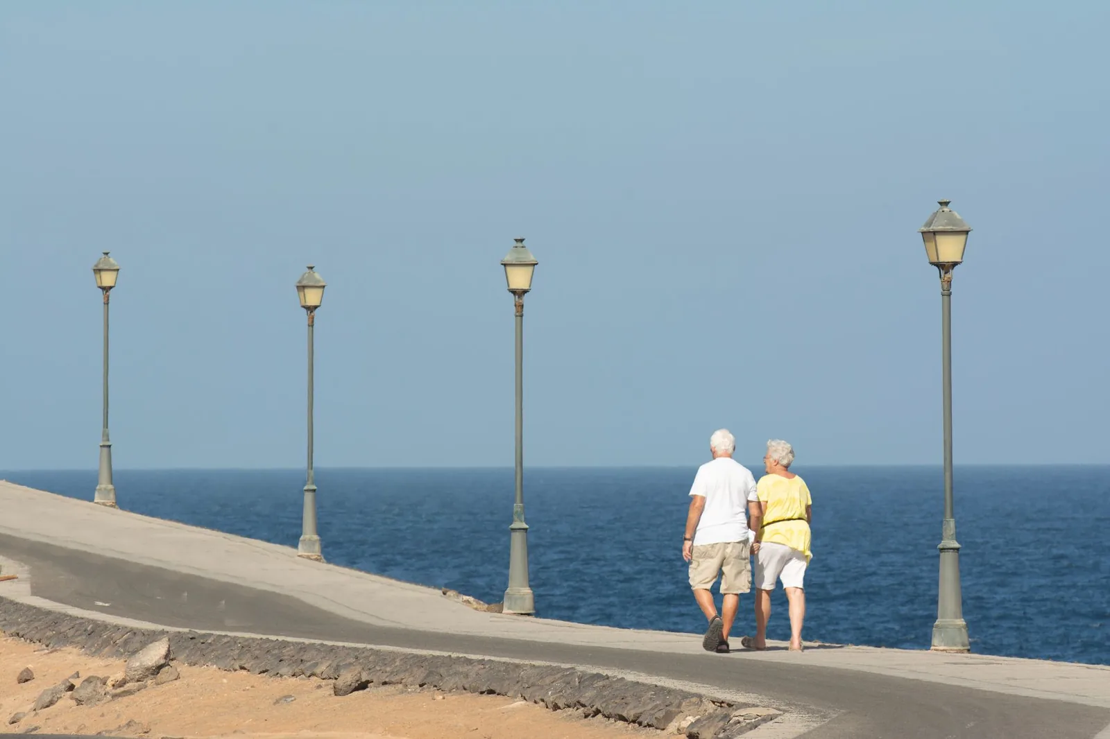 Couple de retraités se promenant sur un front de mer