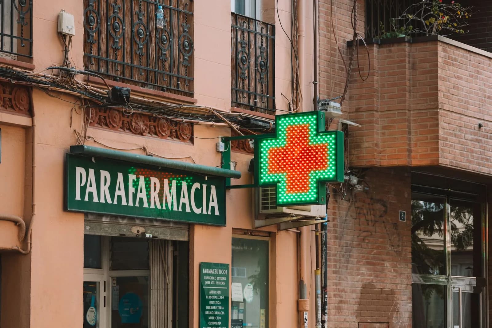 Croix verte lumineuse au-dessus d'une parapharmacie