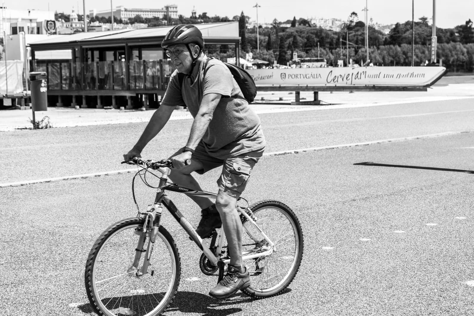 Cycliste sur une large esplanade au bord du Tage à Lisbonne