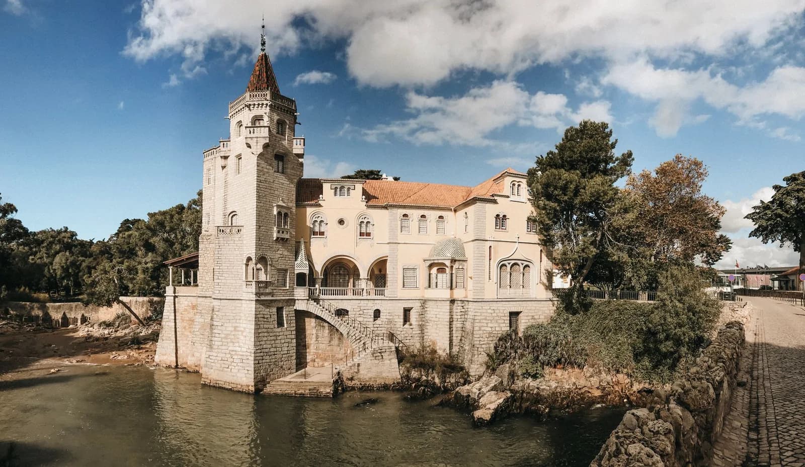 Demeure ancienne à tour crénelée au bord de l'eau à Cascais