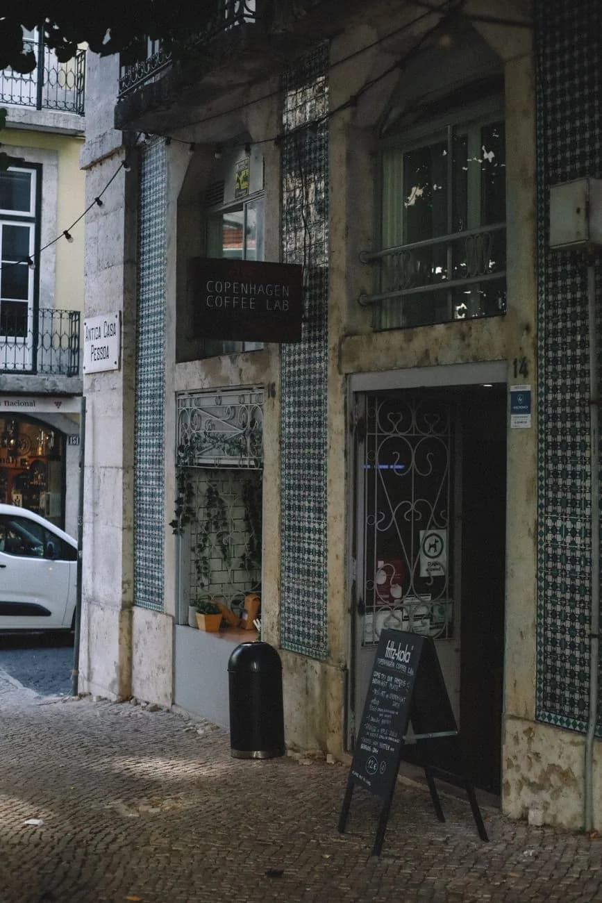 Devanture de boutique sur une façade d'azulejos à Lisbonne