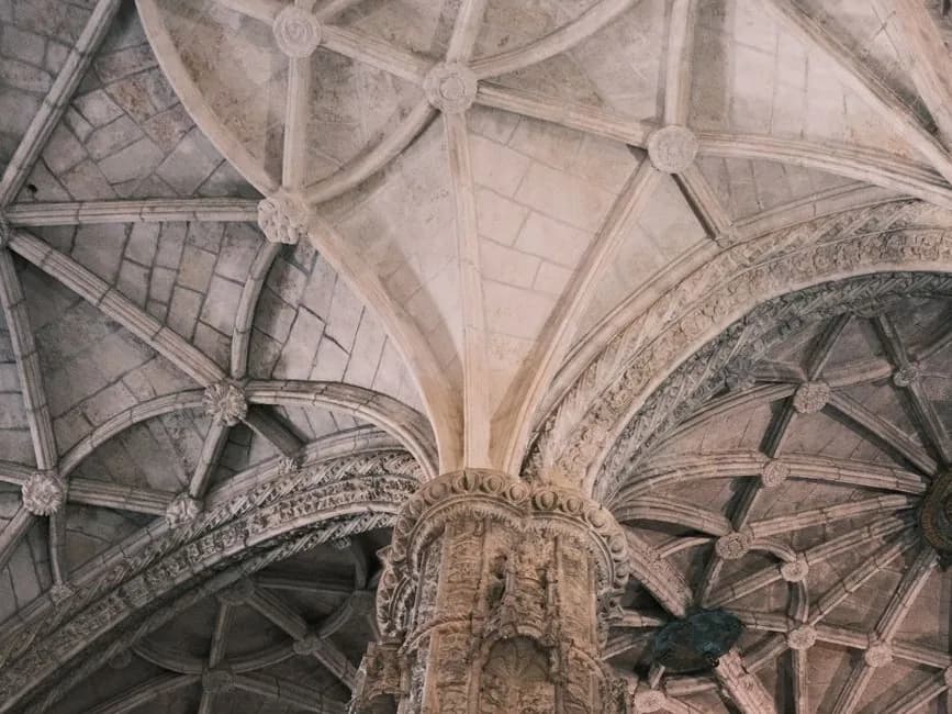 Voûte en résille et colonne sculptée de l'église Santa Maria de Belém, au monastère des Hiéronymites