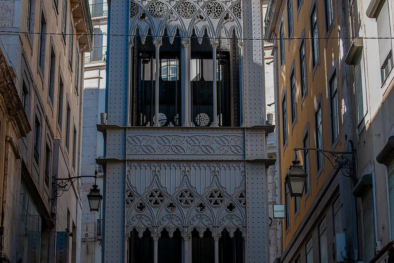 Structure en fer néogothique de l'elevador de Santa Justa entre les façades de la Baixa