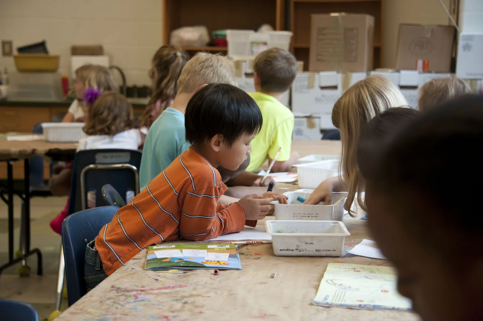 Enfants autour d'une table pendant une activité en classe
