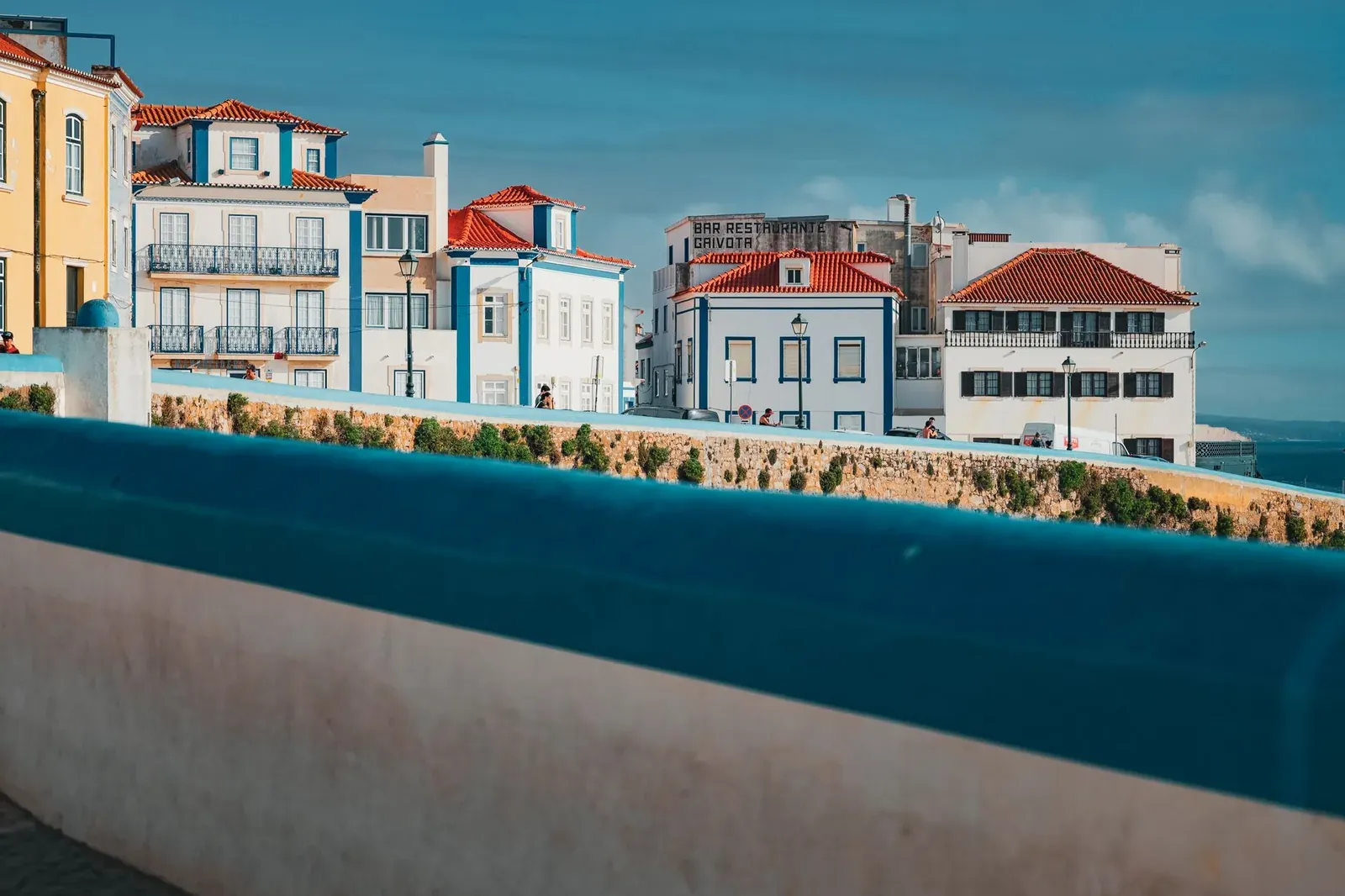 Maisons blanches à liserés bleus du village d'Ericeira au bord de l'Atlantique, près de Lisbonne