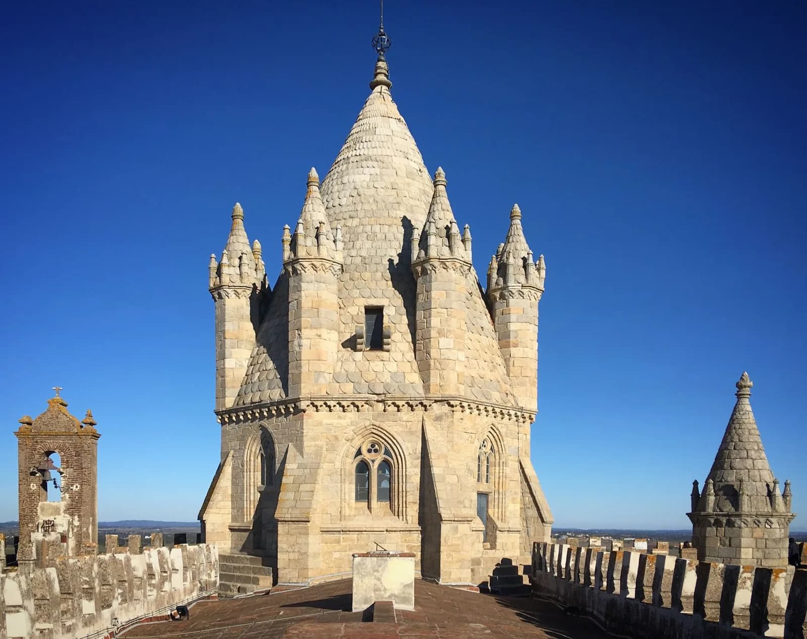 Tour-lanterne en pierre de la cathédrale d'Évora vue depuis son toit