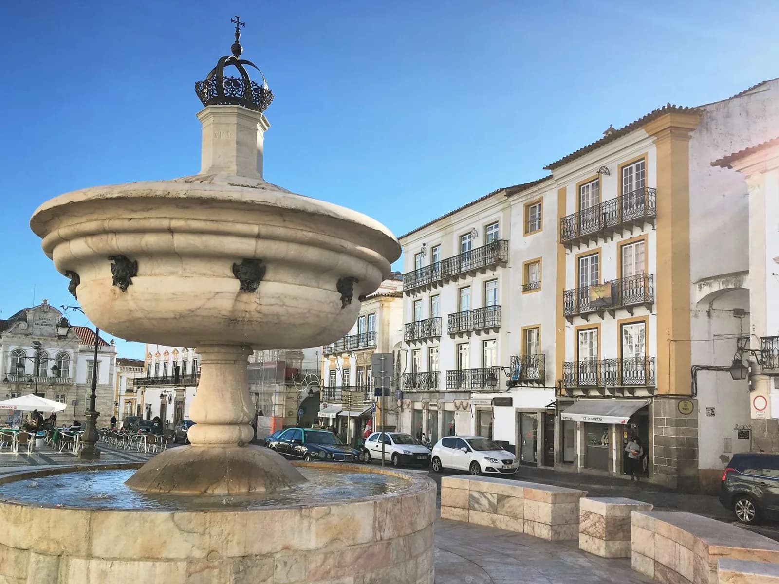 Fontaine de marbre et façades de la Praça do Giraldo à Évora