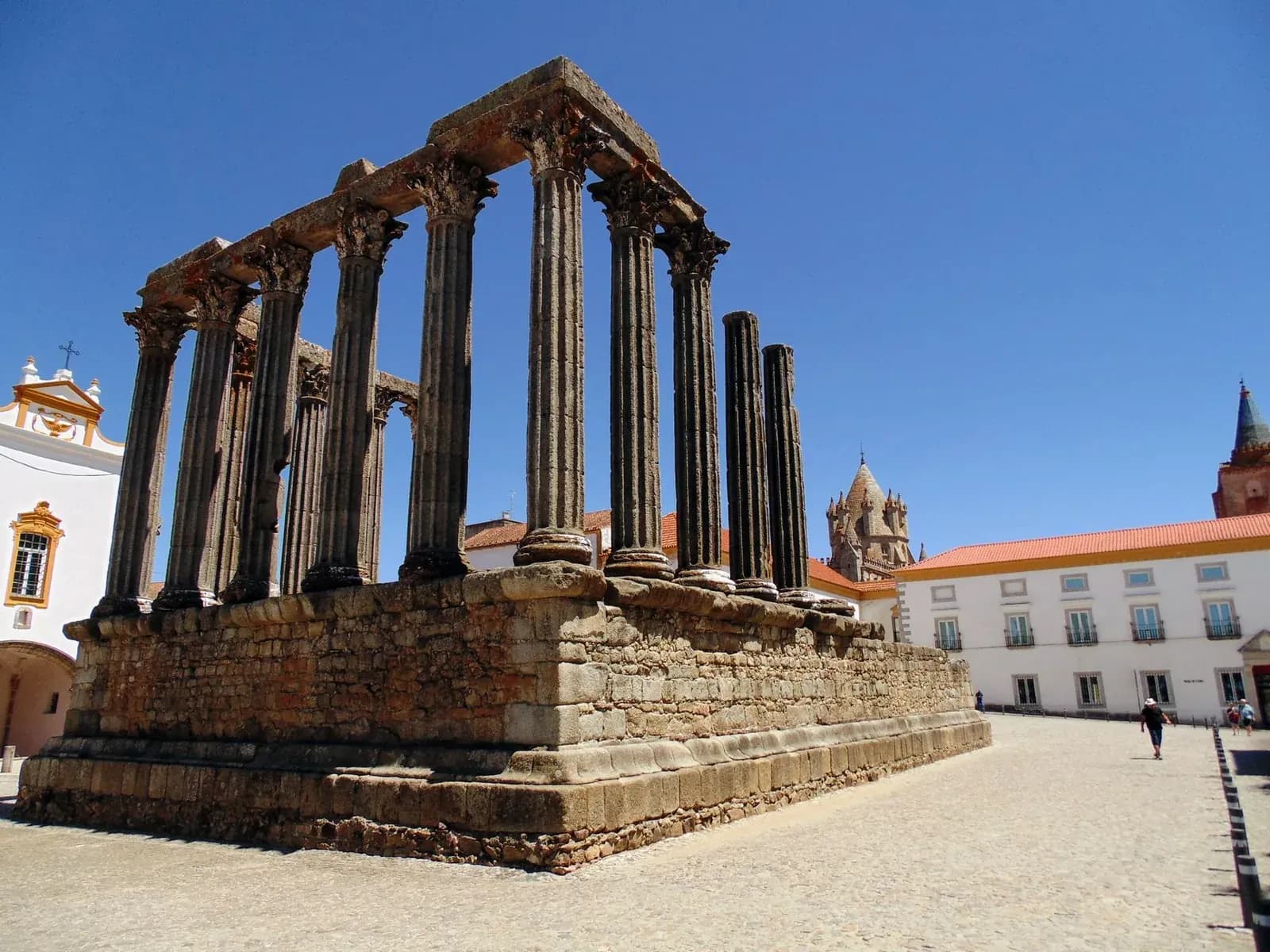 Le temple romain dit de Diane et ses colonnes corinthiennes à Évora, dans l'Alentejo, au Portugal