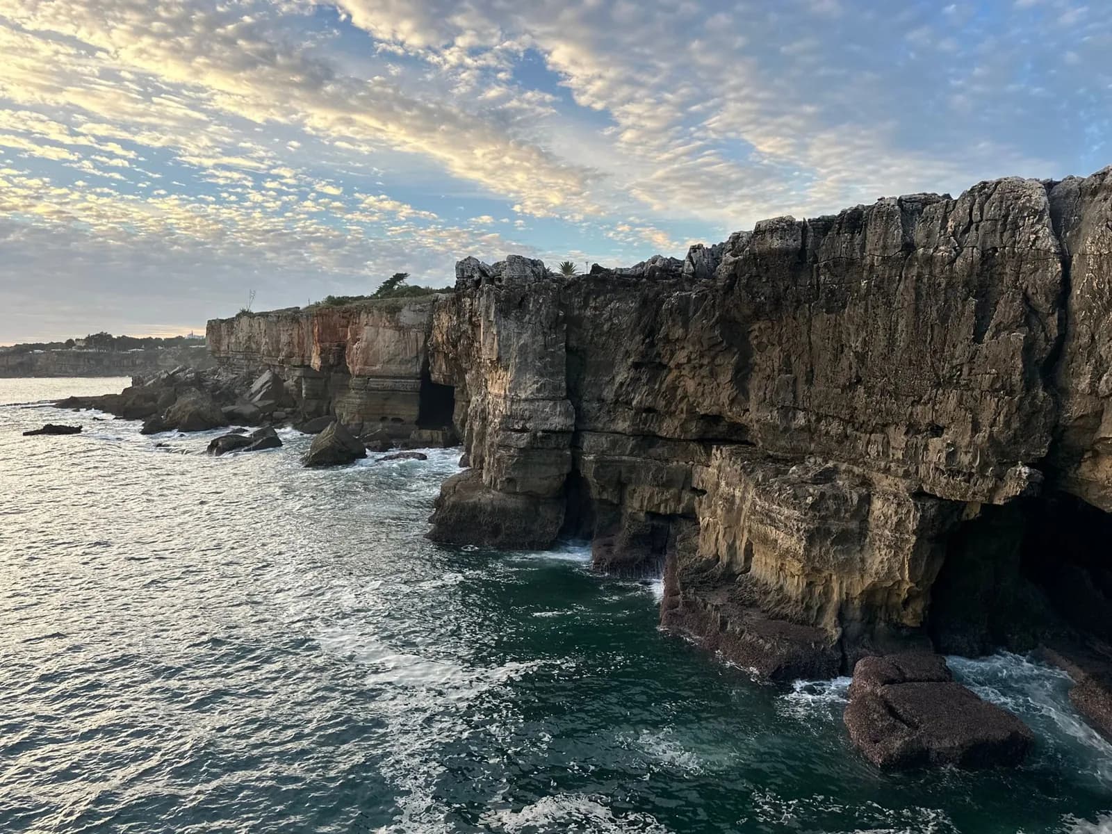 Falaises calcaires stratifiées battues par l'océan Atlantique au lever du jour