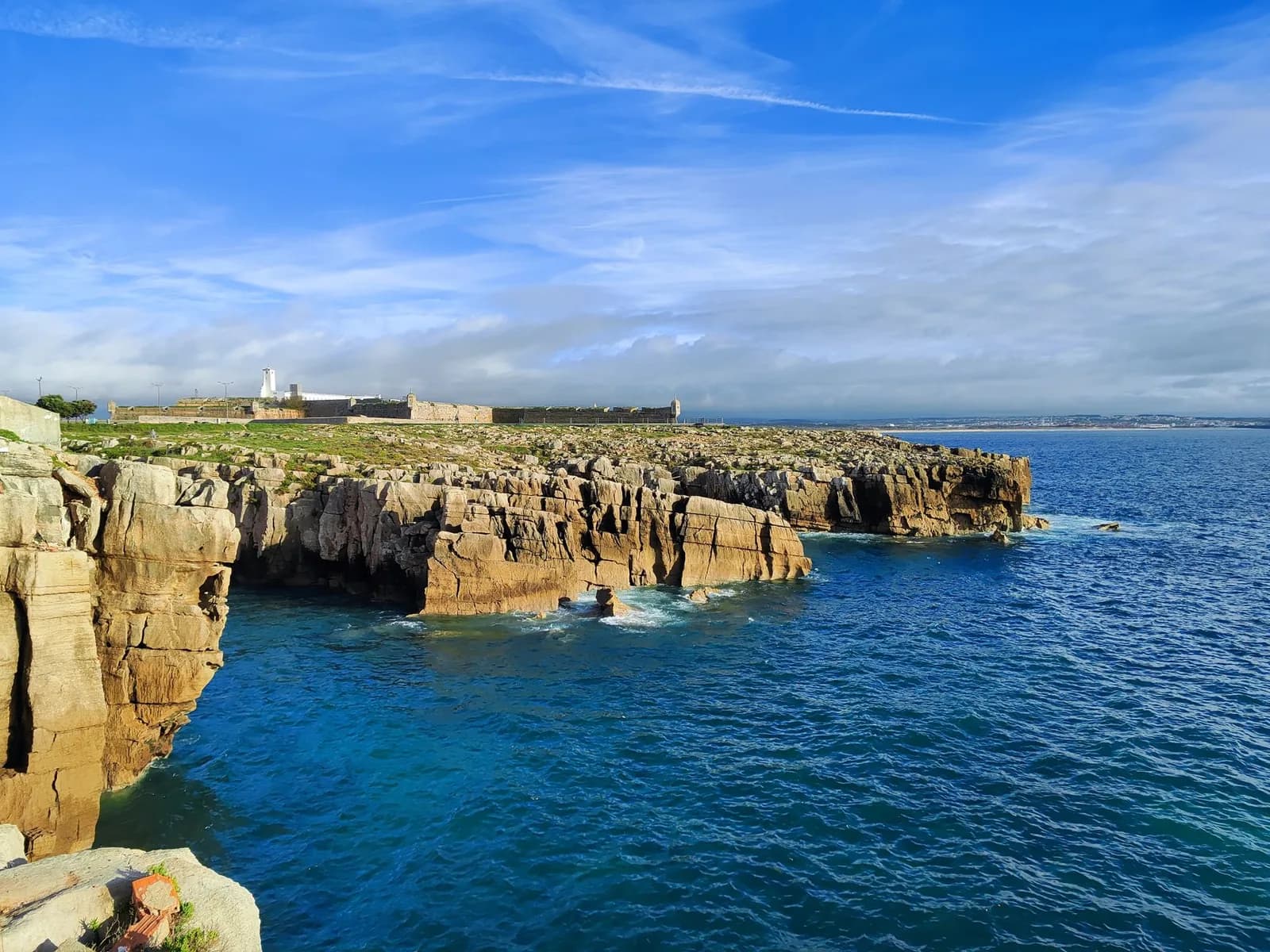 Falaises calcaires découpées et fortifications au bord de l'océan, sur la côte de Peniche