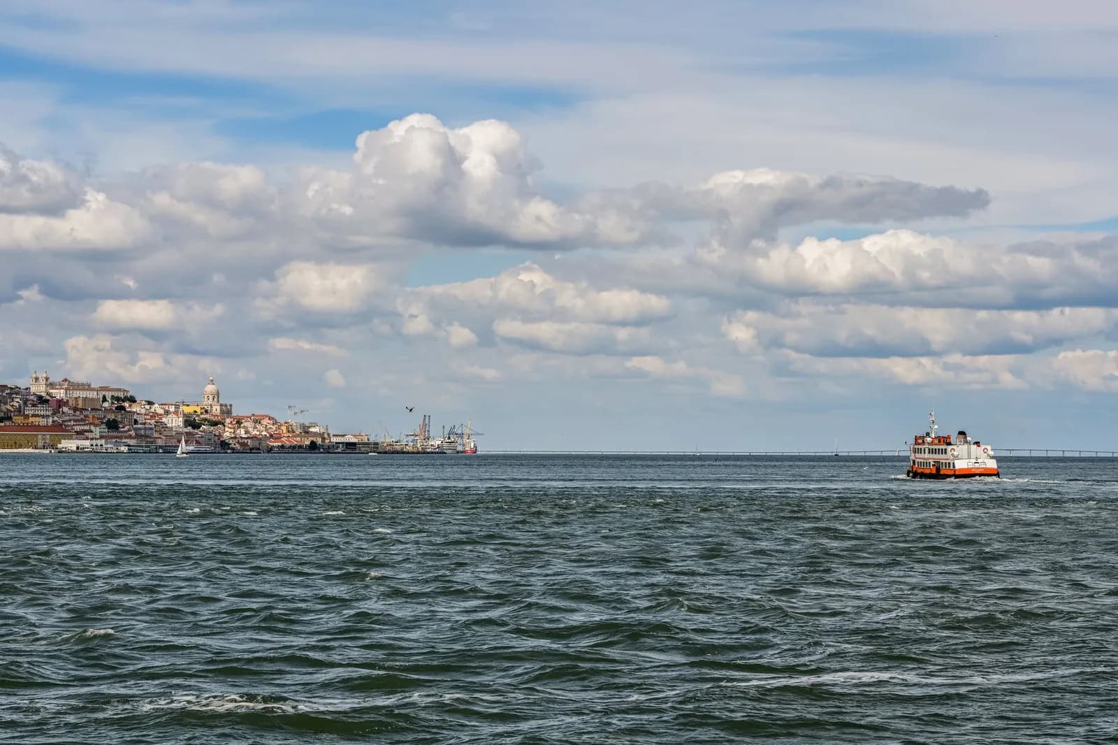 Ferry traversant l'estuaire du Sado entre Setúbal et la péninsule de Tróia