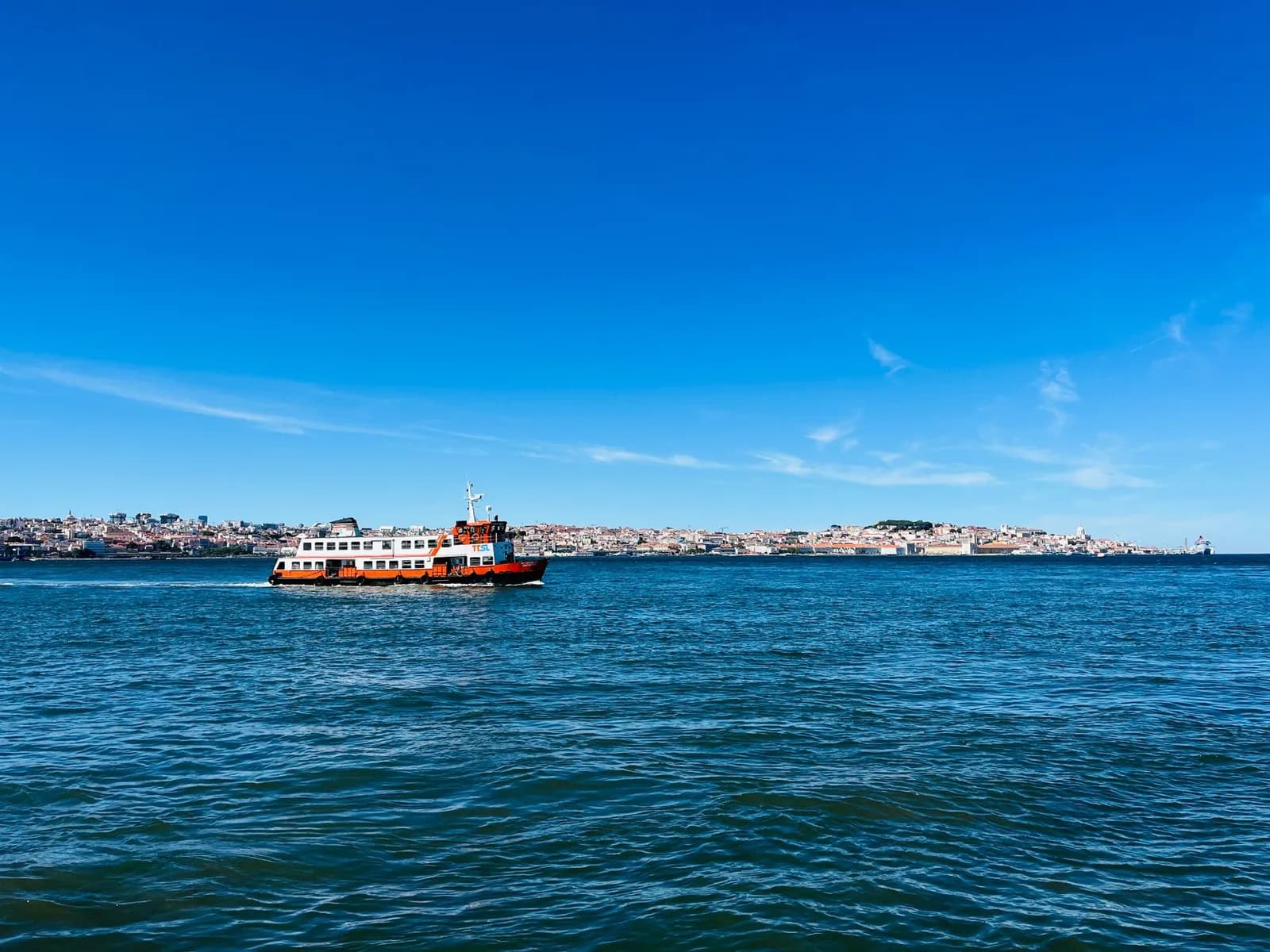 Ferry traversant le Tage devant la silhouette de Lisbonne