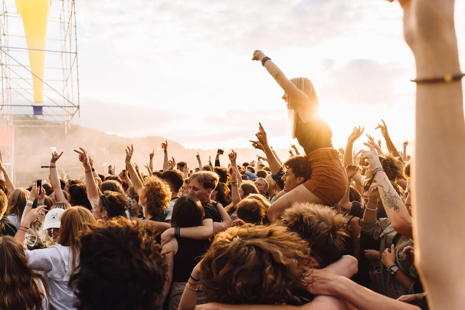 Foule à un concert en plein air l'été