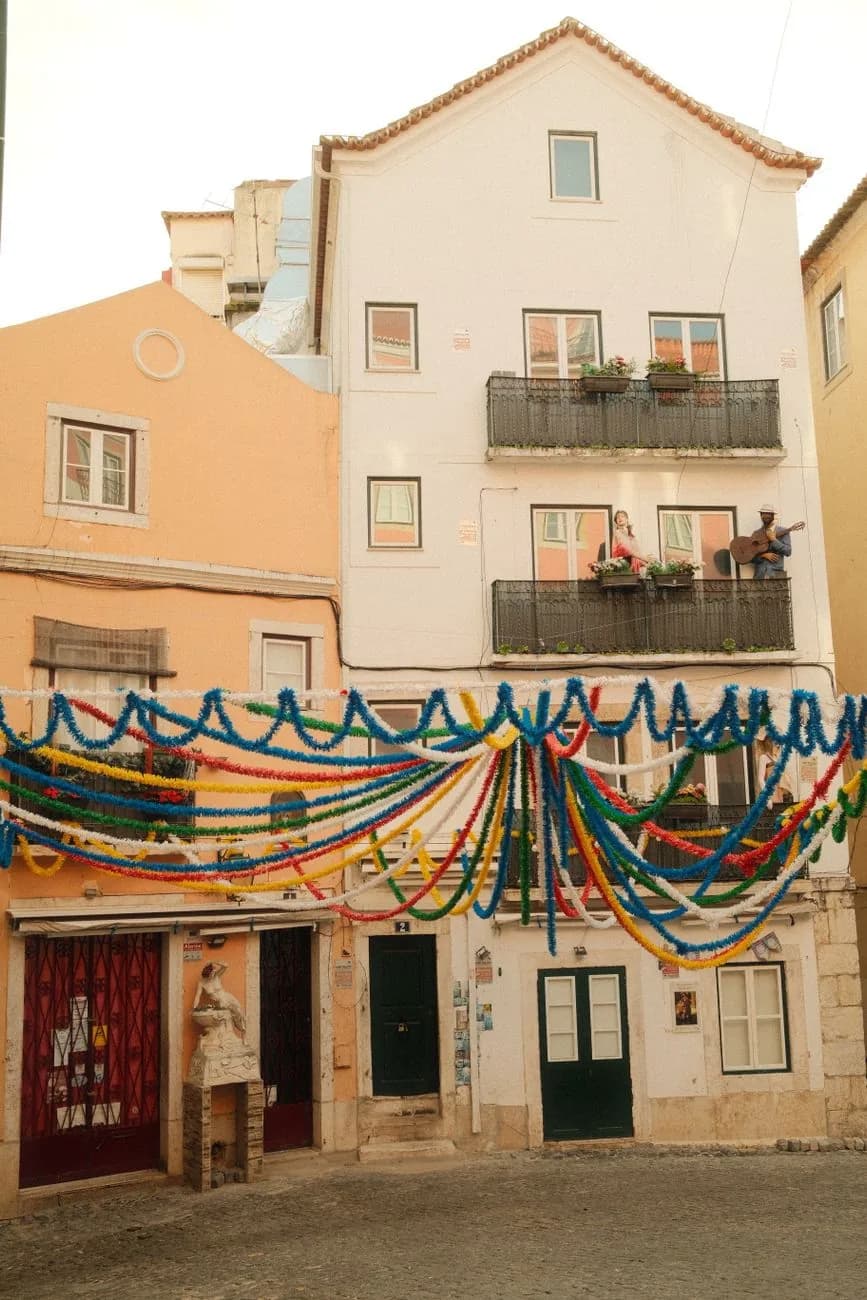 Façade décorée pour les fêtes de Santo António à Lisbonne