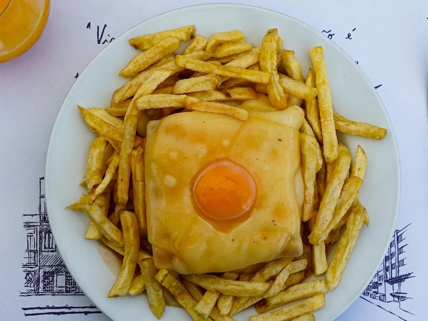 Francesinha de Porto : sandwich gratiné surmonté d'un œuf, servi avec des frites