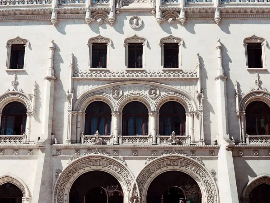 Façade néo-manuéline de la gare du Rossio à Lisbonne, d'où partent les trains pour Sintra