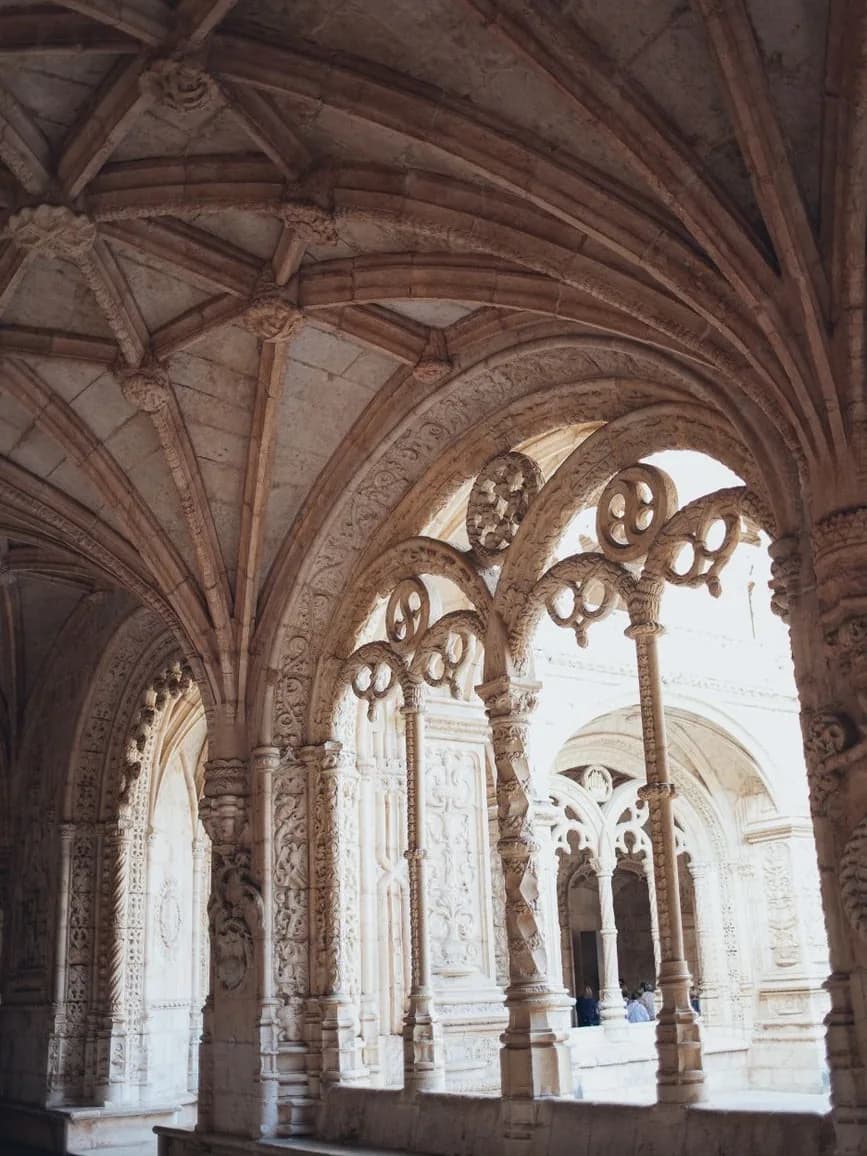 Arcade du cloître des Hiéronymites, avec ses remplages ajourés, sa voûte nervurée et ses piliers sculptés