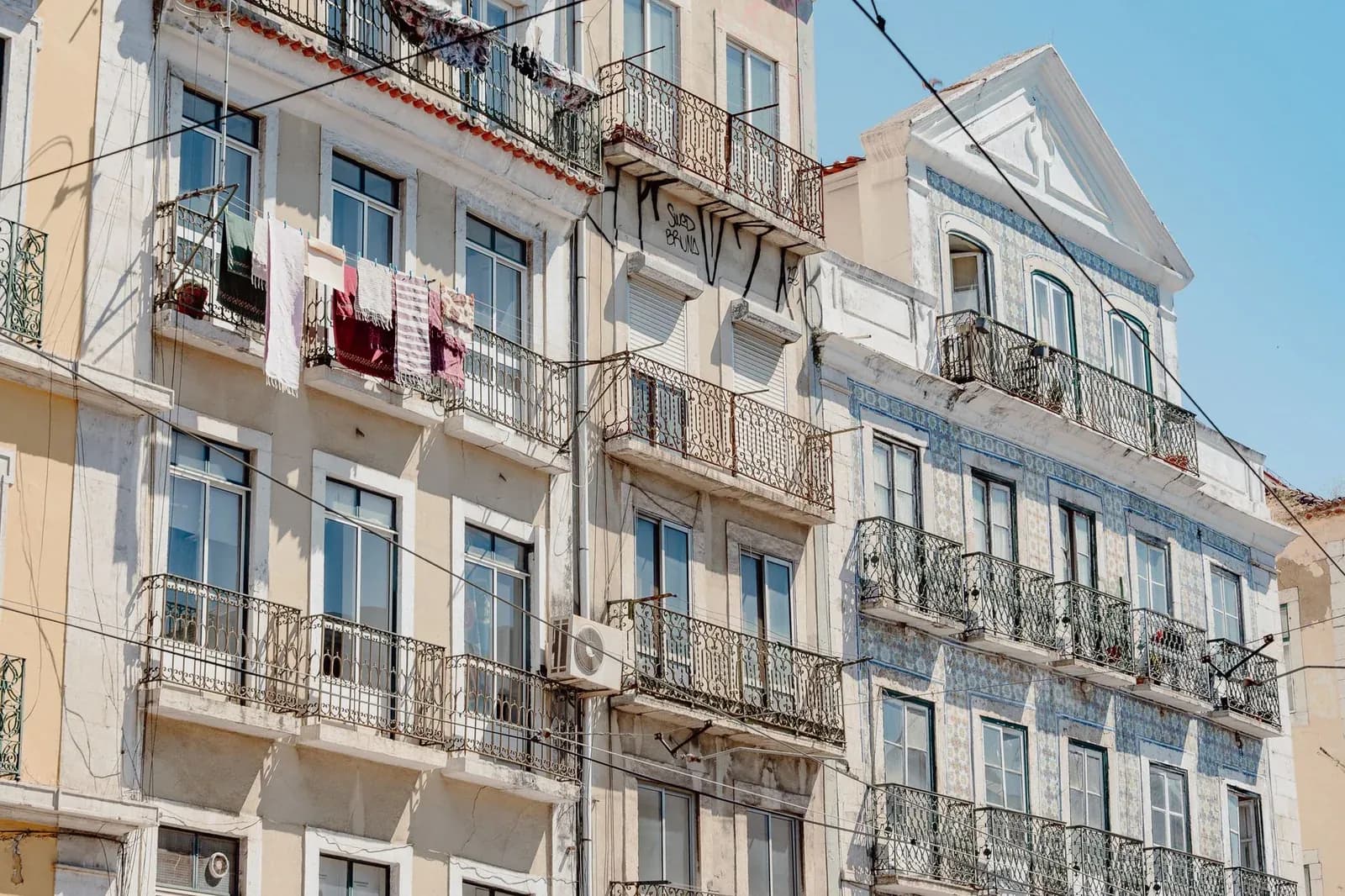 Façades d'immeubles d'habitation avec balcons et azulejos dans une rue de Lisbonne