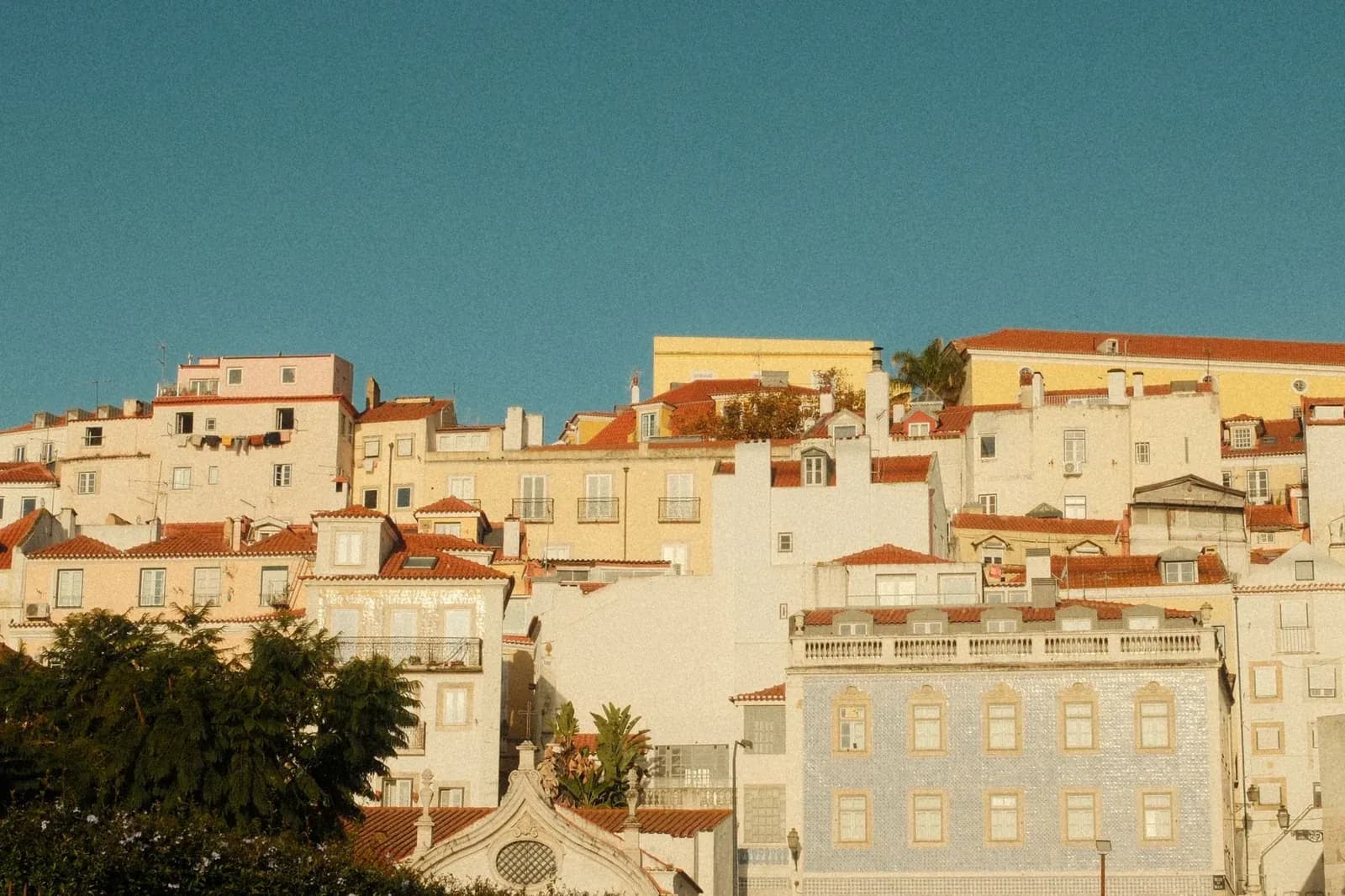 Les immeubles pastel aux toits de tuiles étagés sur une colline de Lisbonne