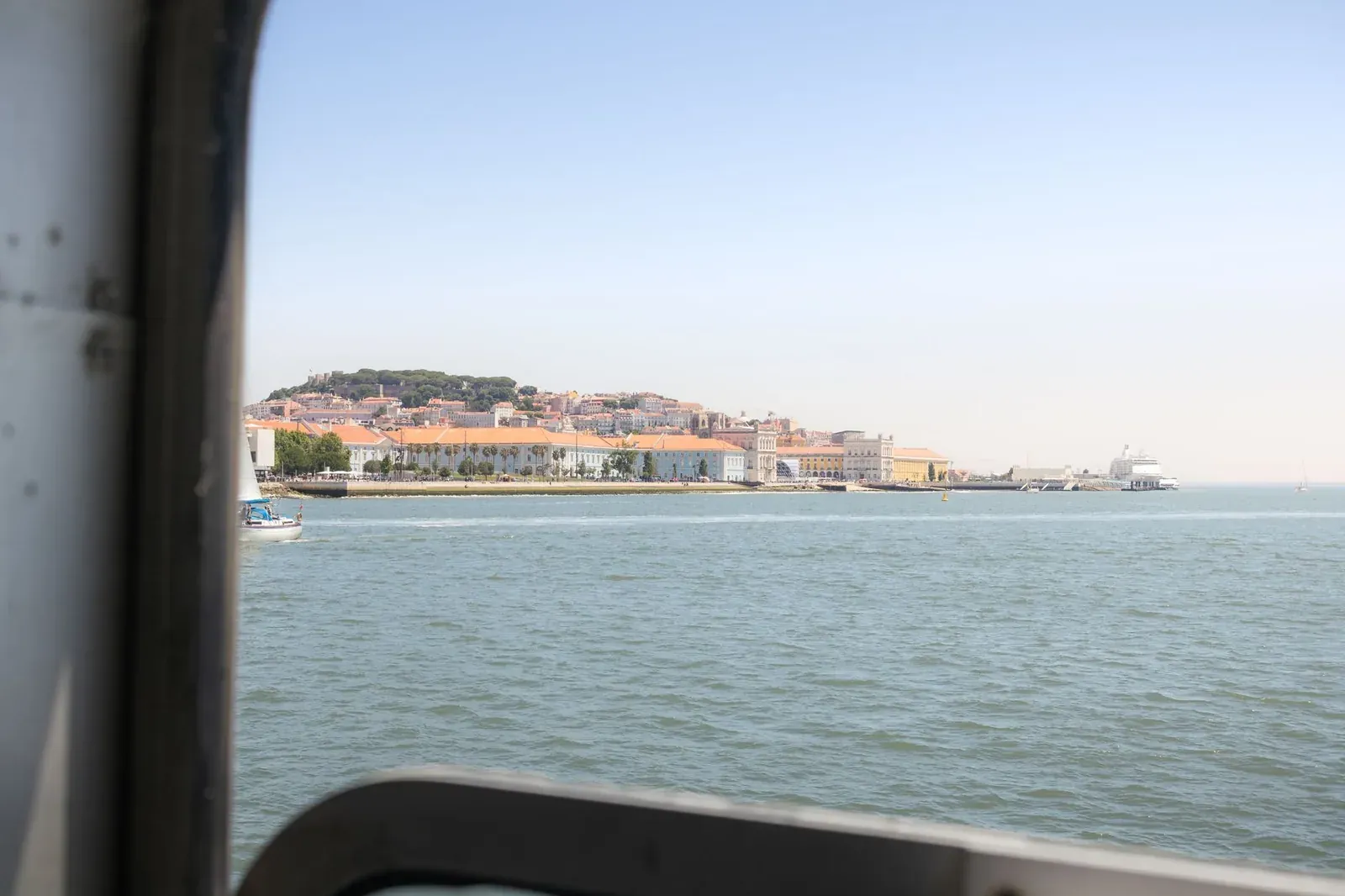 Le front de mer de Lisbonne, la Praça do Comércio et le château, vus depuis un ferry sur le Tage