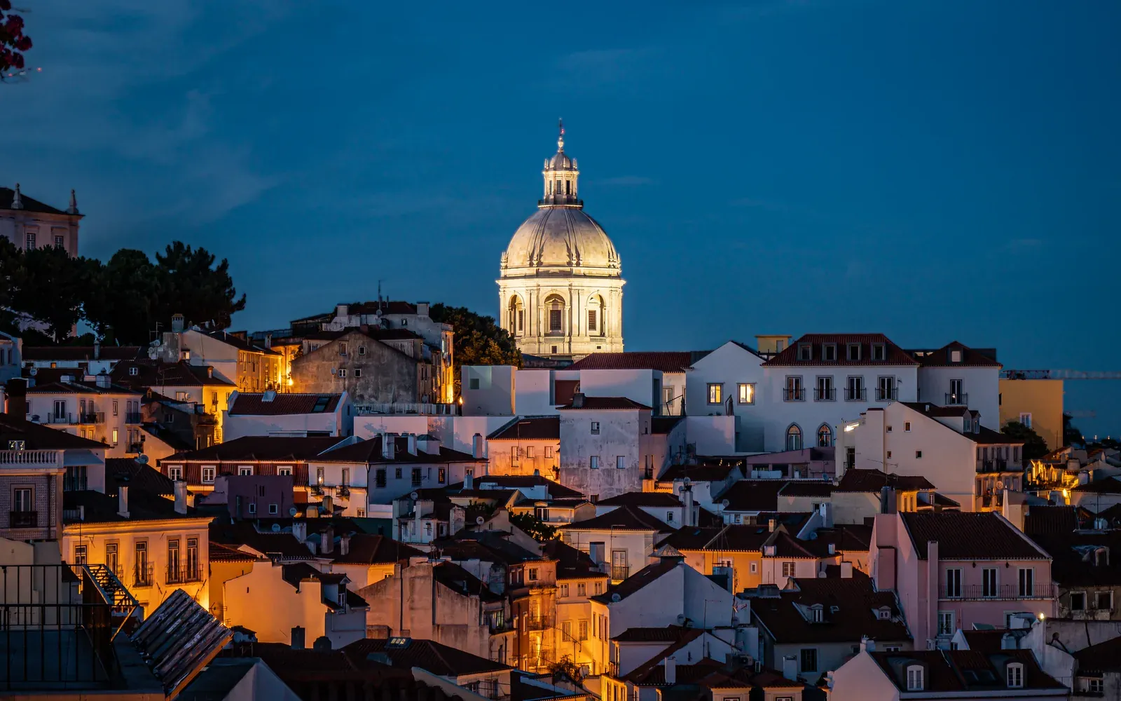 Toits de l'Alfama à Lisbonne au crépuscule, dominés par le dôme du Panthéon national
