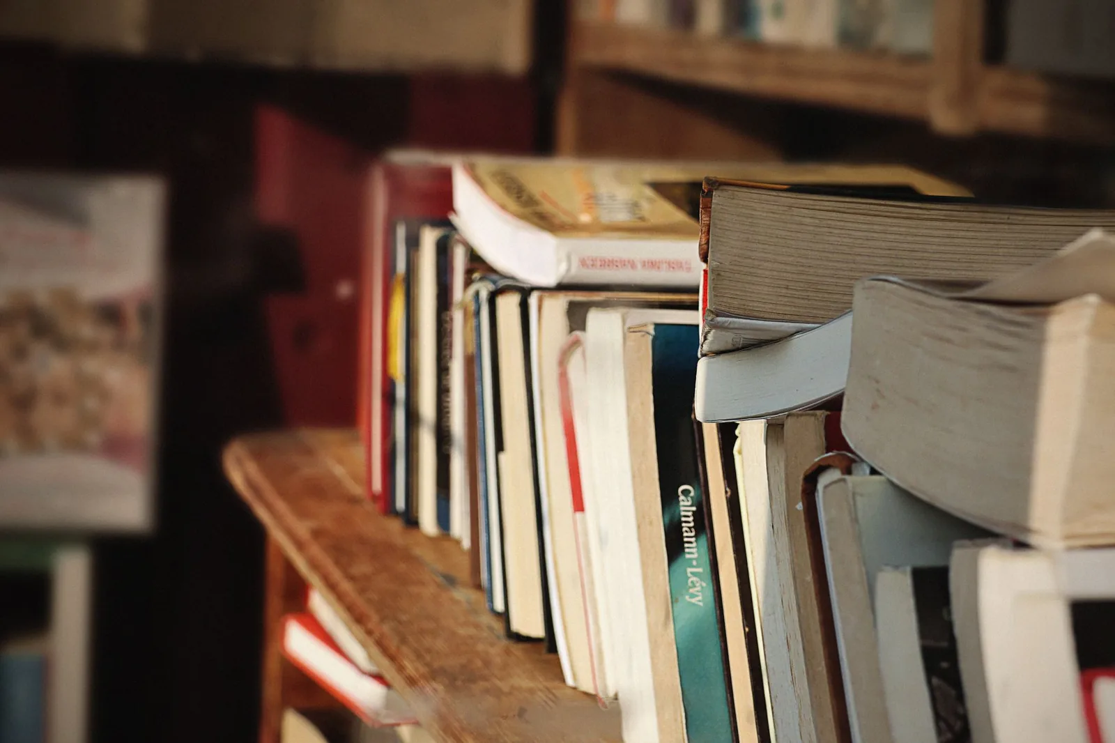 Livres anciens empilés sur une étagère de librairie