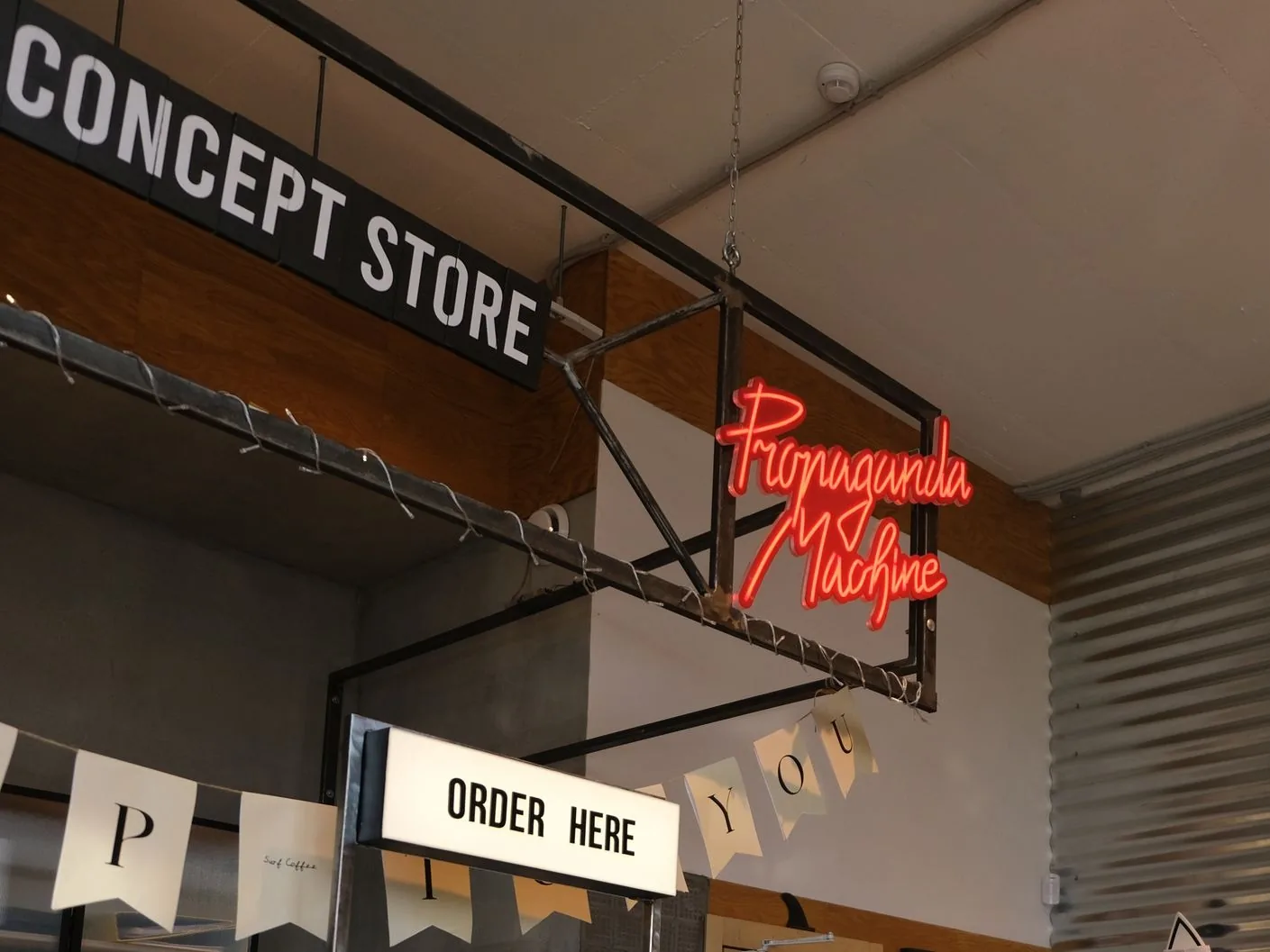 Boutique concept store à l'intérieur industriel, avec enseigne et néon rouge