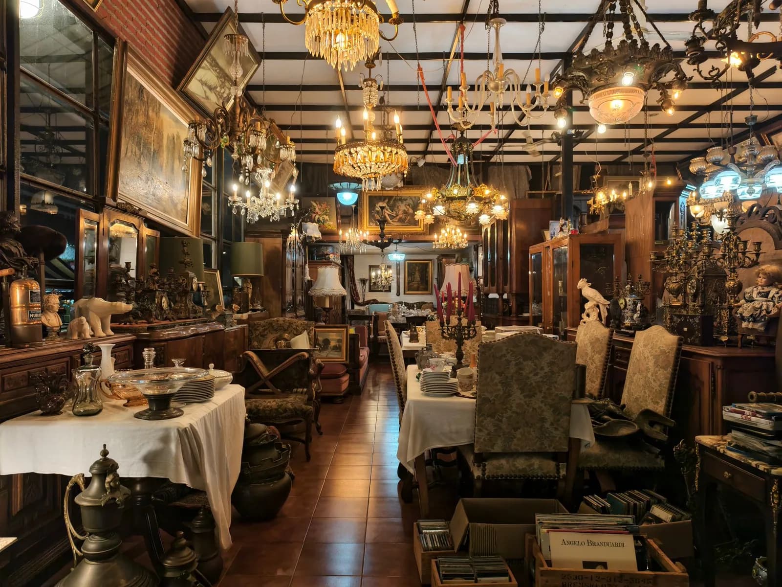 Intérieur d'un magasin d'antiquités, lustres et mobilier ancien