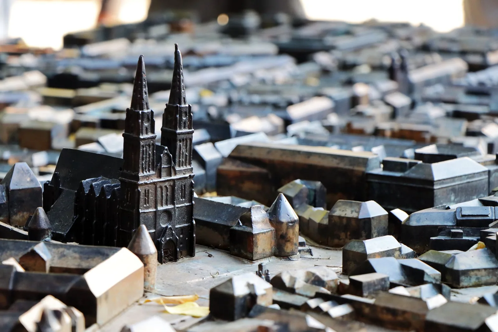 Maquette de ville en métal exposée dans un musée