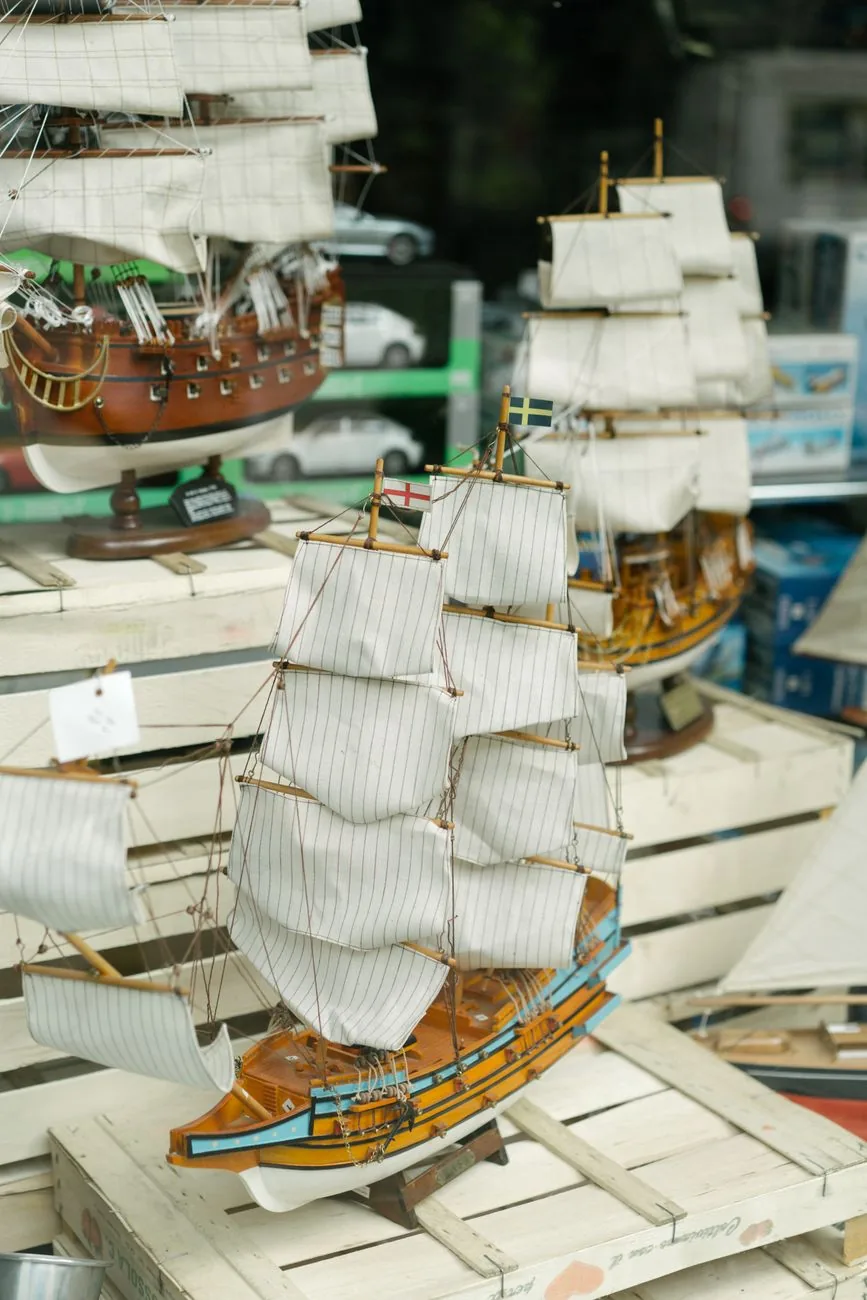 Maquettes de voiliers anciens exposées en vitrine