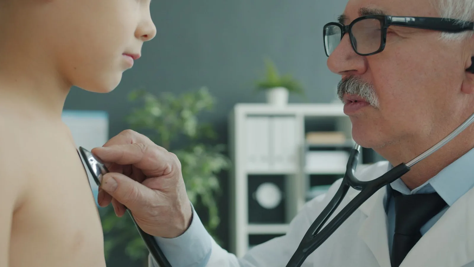 Un médecin ausculte un enfant au stéthoscope